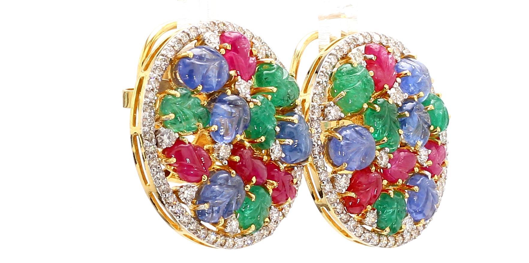 Boucles d'oreilles en or 18 carats saphir 7 carats, émeraude, rubis et diamant 5 carats en vente 4