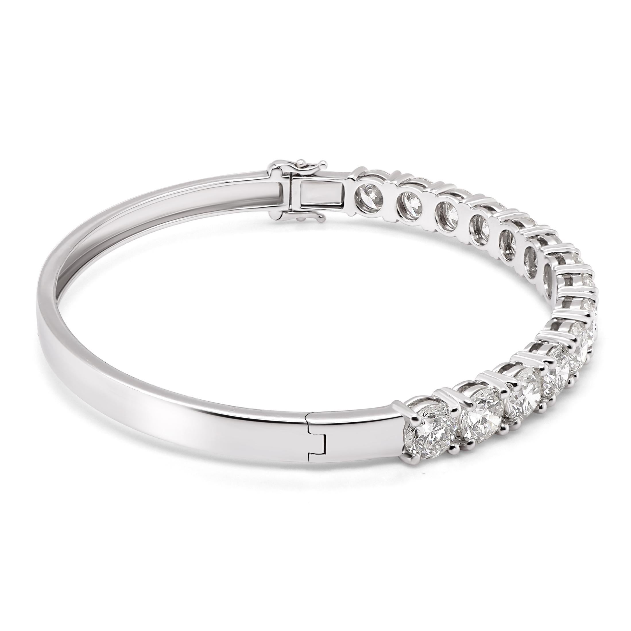Ce bracelet classique est serti de 7,44 carats de diamants ronds blancs et brillants. Un total de 14 diamants ronds blancs sont sertis dans ce bracelet scintillant. Les détails du diamant sont mentionnés ci-dessous

Couleur : GH
Clarté : Vs


