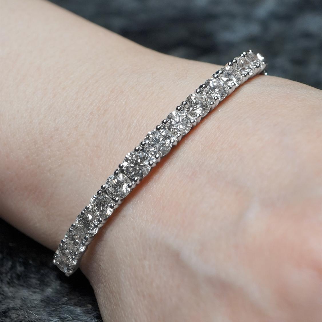 Bracelet d'infini en or 18 carats avec diamants ronds et brillants blancs de 7 carats Unisexe en vente