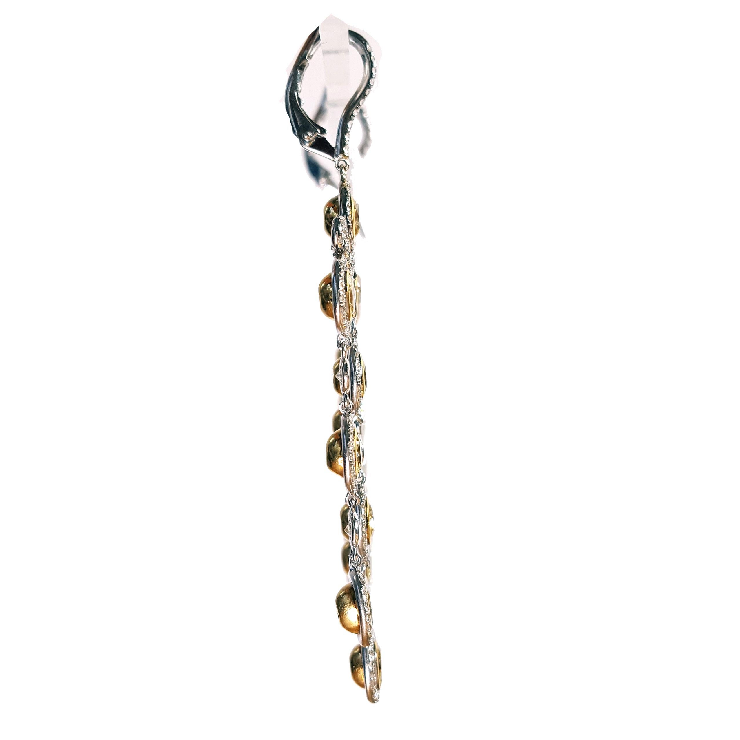 Art déco Boucles d'oreilles pendantes chandelier en or blanc et diamants jaunes et blancs de 7 carats. en vente