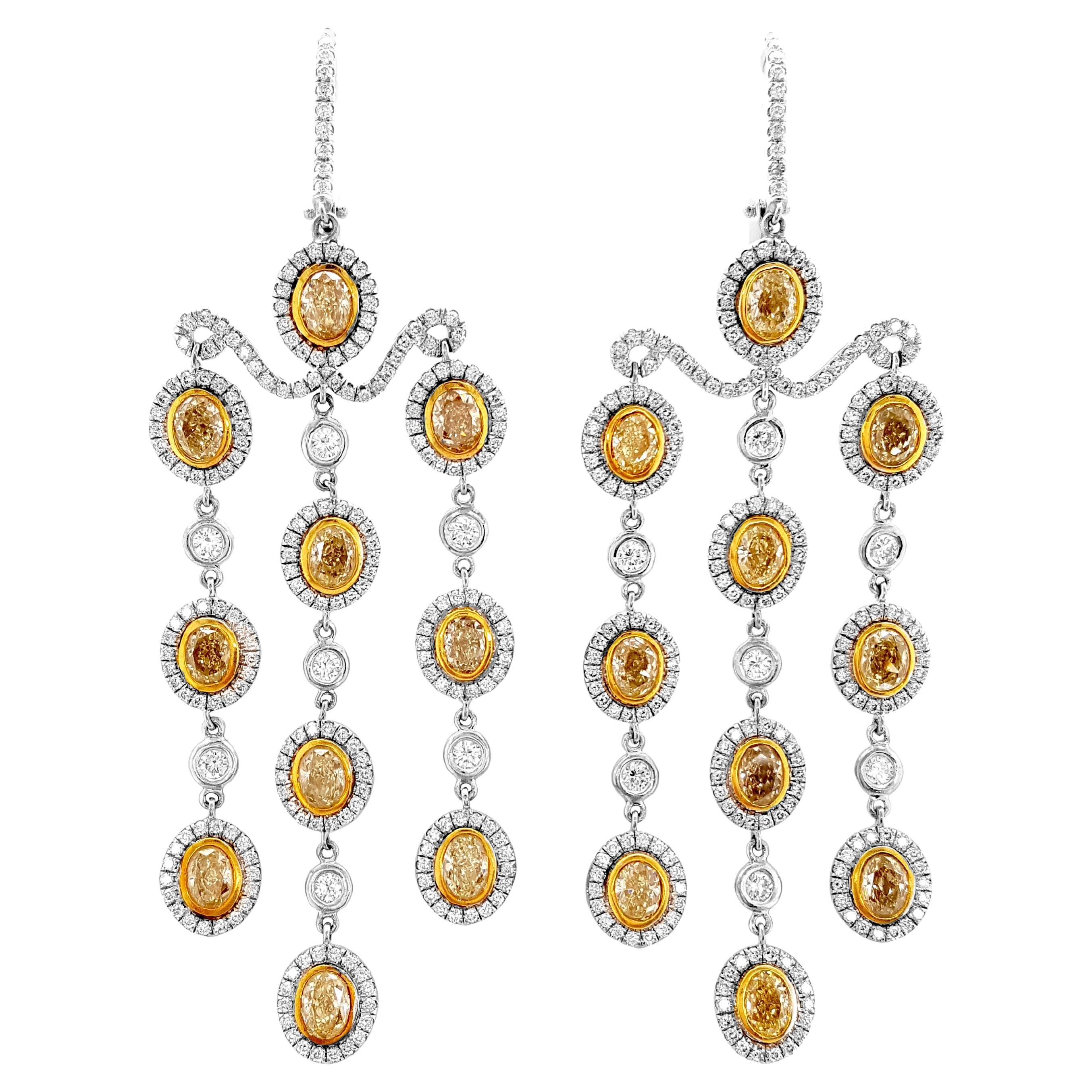 Boucles d'oreilles pendantes chandelier en or blanc et diamants jaunes et blancs de 7 carats. en vente