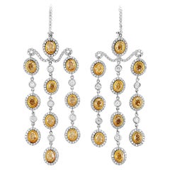 Boucles d'oreilles pendantes chandelier en or blanc et diamants jaunes et blancs de 7 carats.
