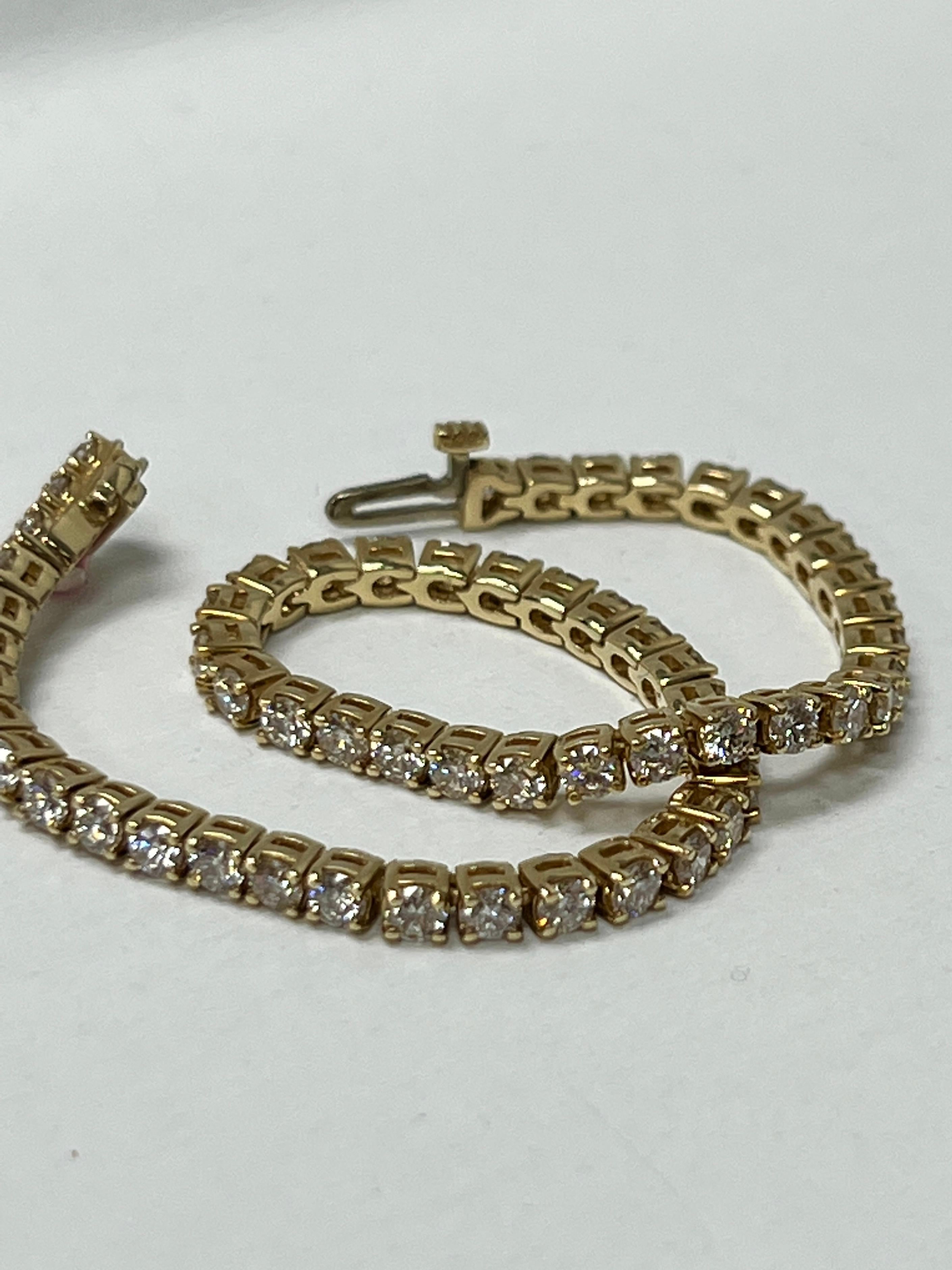 La mode et le glamour sont à l'honneur avec ce bracelet en diamants exquis. Ce bracelet en diamants en or jaune 18 carats est composé de 13,3 grammes d'or. Le sommet est orné d'une rangée de diamants de couleur I-J et de pureté VS/SI. Ce bracelet