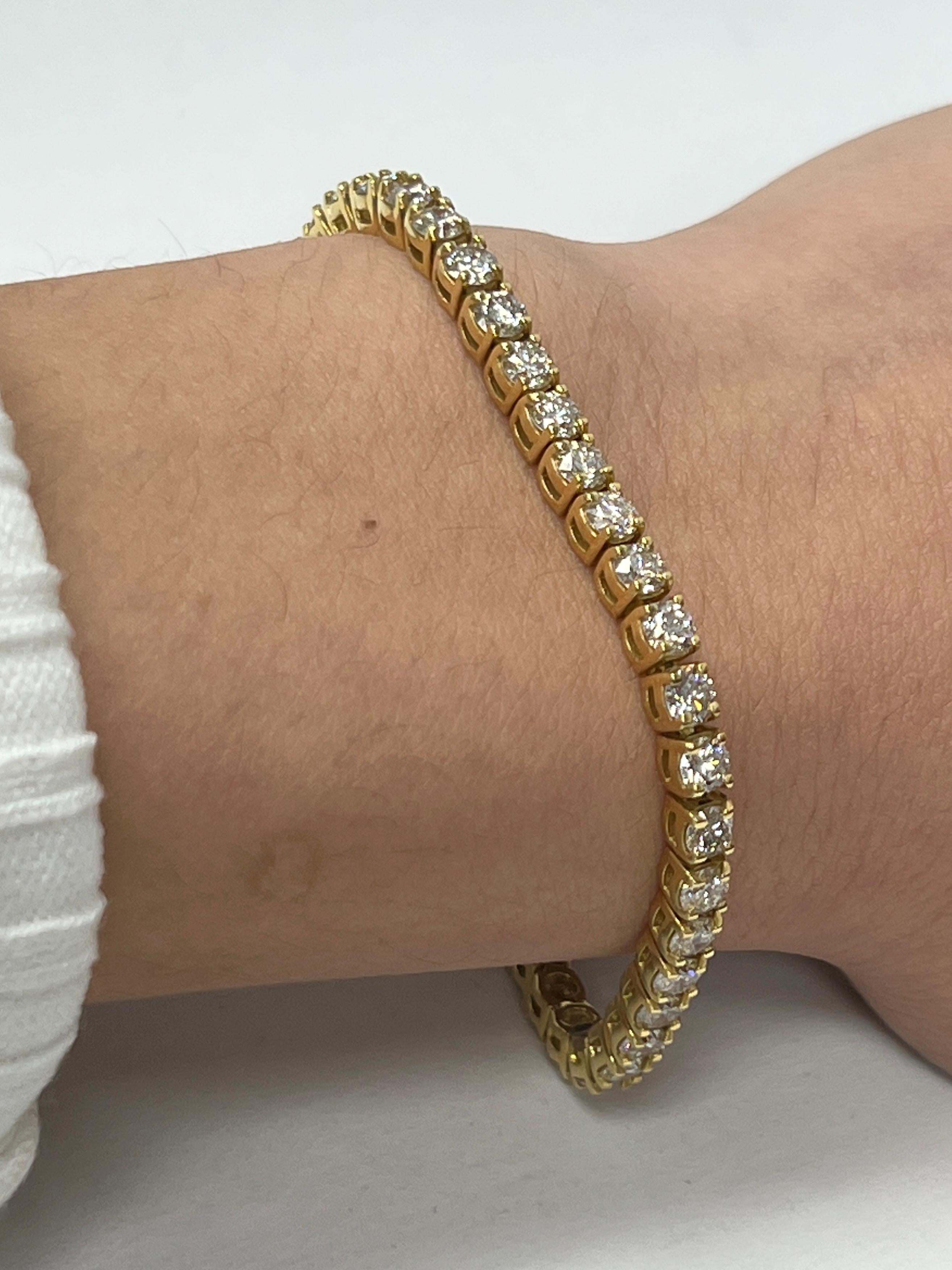 Moderne Bracelet en or jaune et diamants de 7 carats en vente