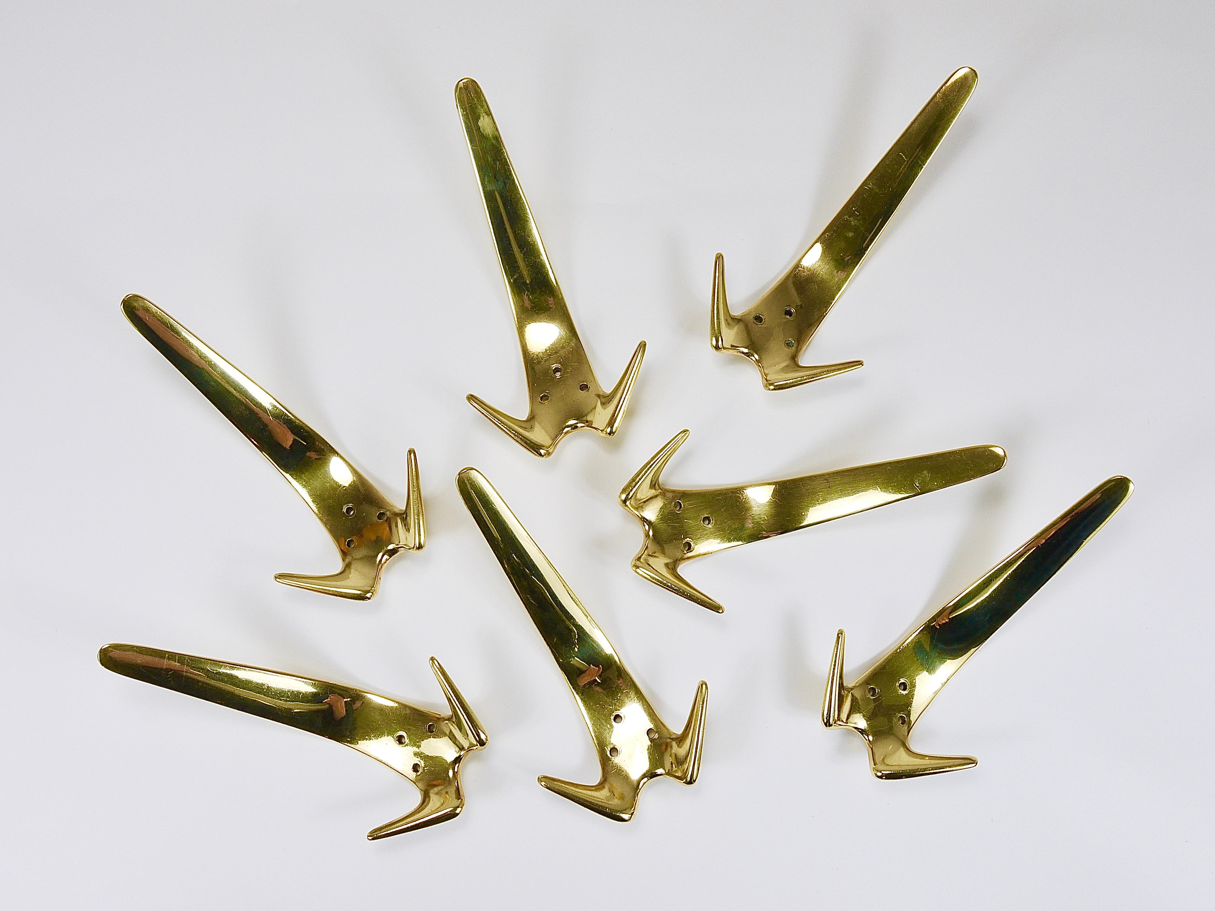 Fino a sei appendiabiti da parete minimalisti, modello #4056, progettati e realizzati negli anni '50 dal laboratorio Carl Aubock, Vienna/Austria. Venduto e prezzato al pezzo. Si tratta di autentici ganci da parete vintage, grandi, pesanti e solidi.