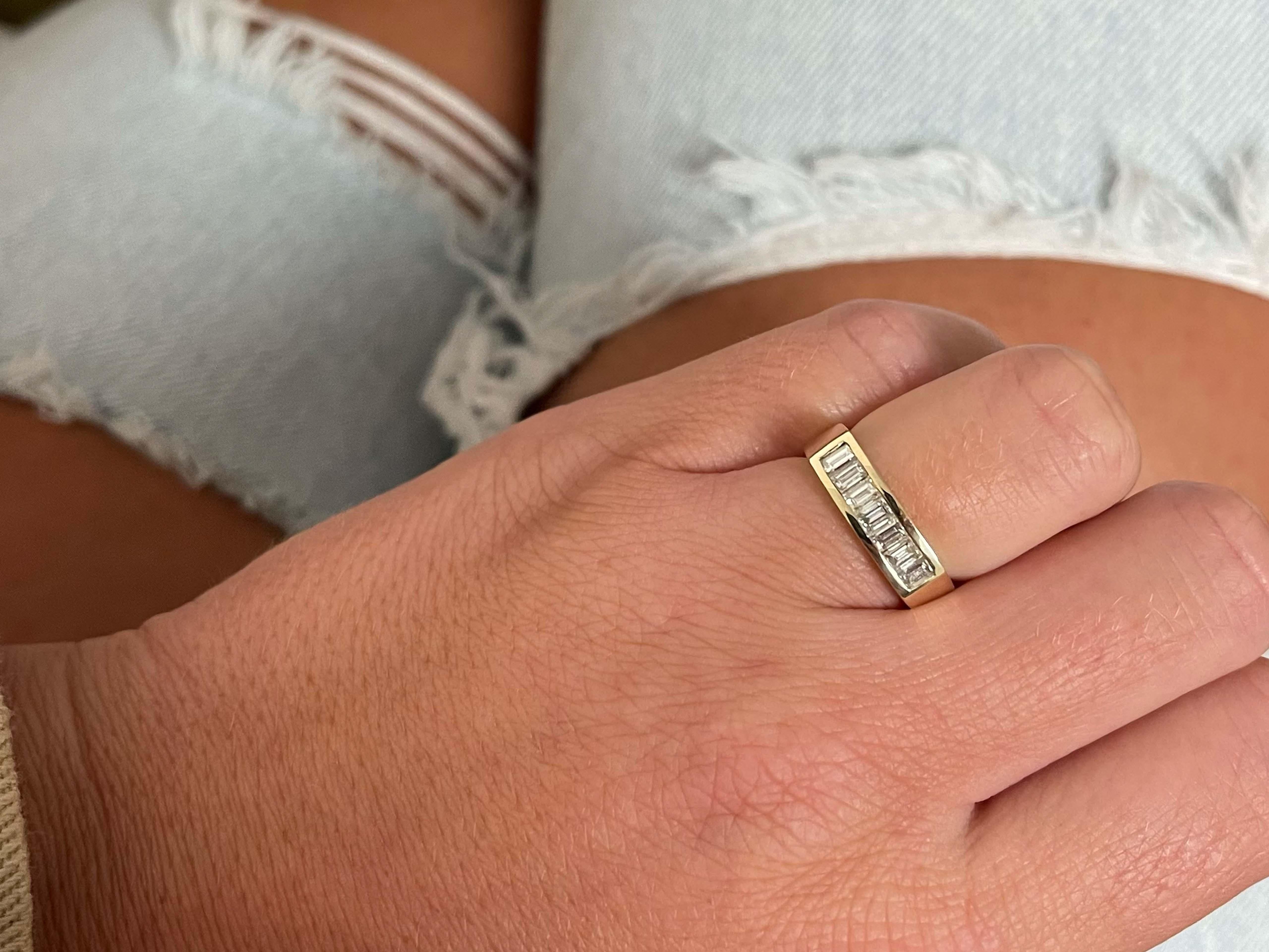 Spécifications de l'article :

M�étal : Or jaune 14K

Style : Bague à anneau

Taille de la bague : 5 (possibilité de redimensionnement moyennant des frais)

Poids total : 4,4 grammes

Largeur de l'anneau : 4.9 mm

Poids en carats du diamant : ~0,50