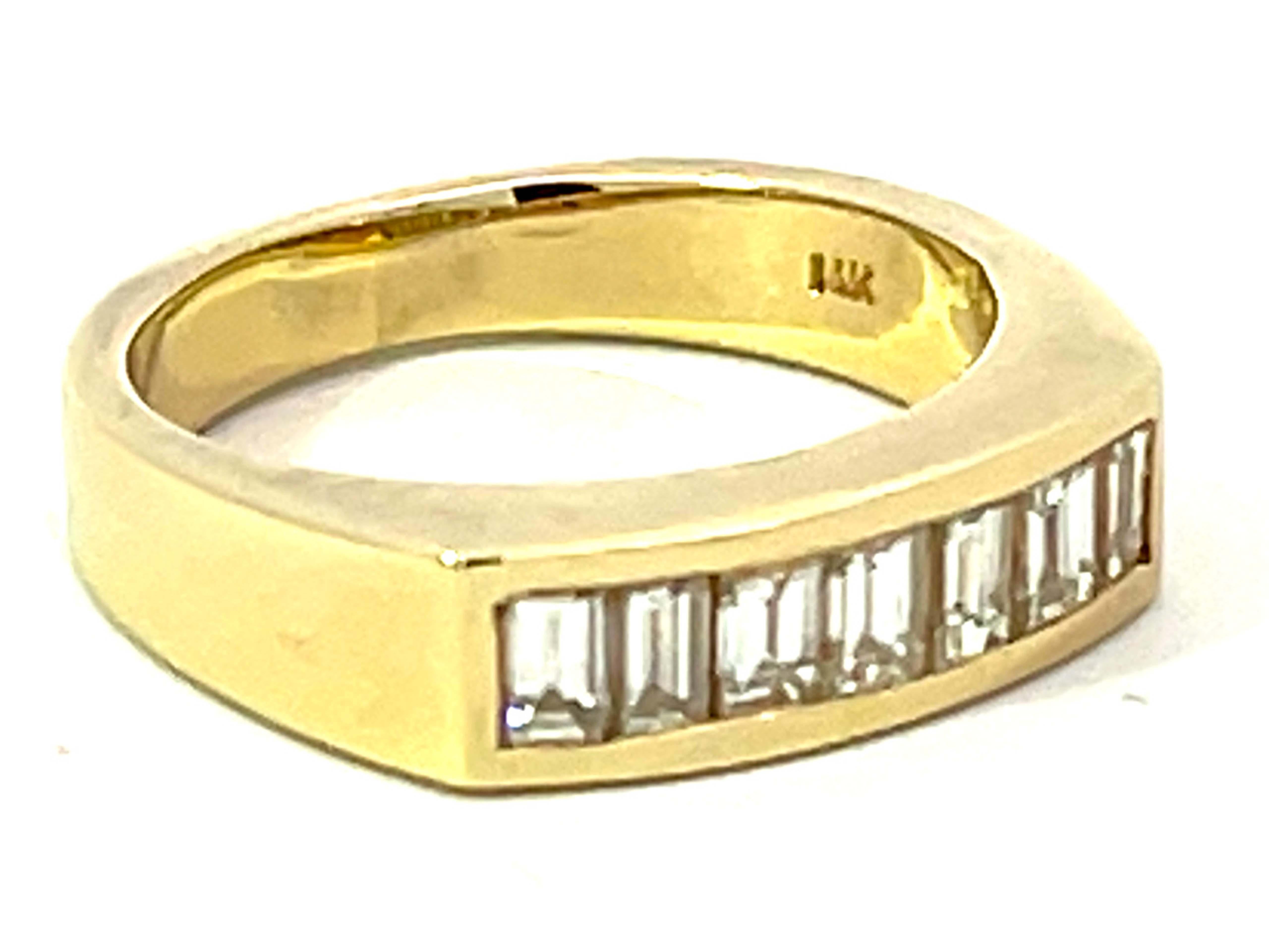 Moderne Bague jonc en or jaune 14 carats avec 7 diamants baguettes sertis en bande