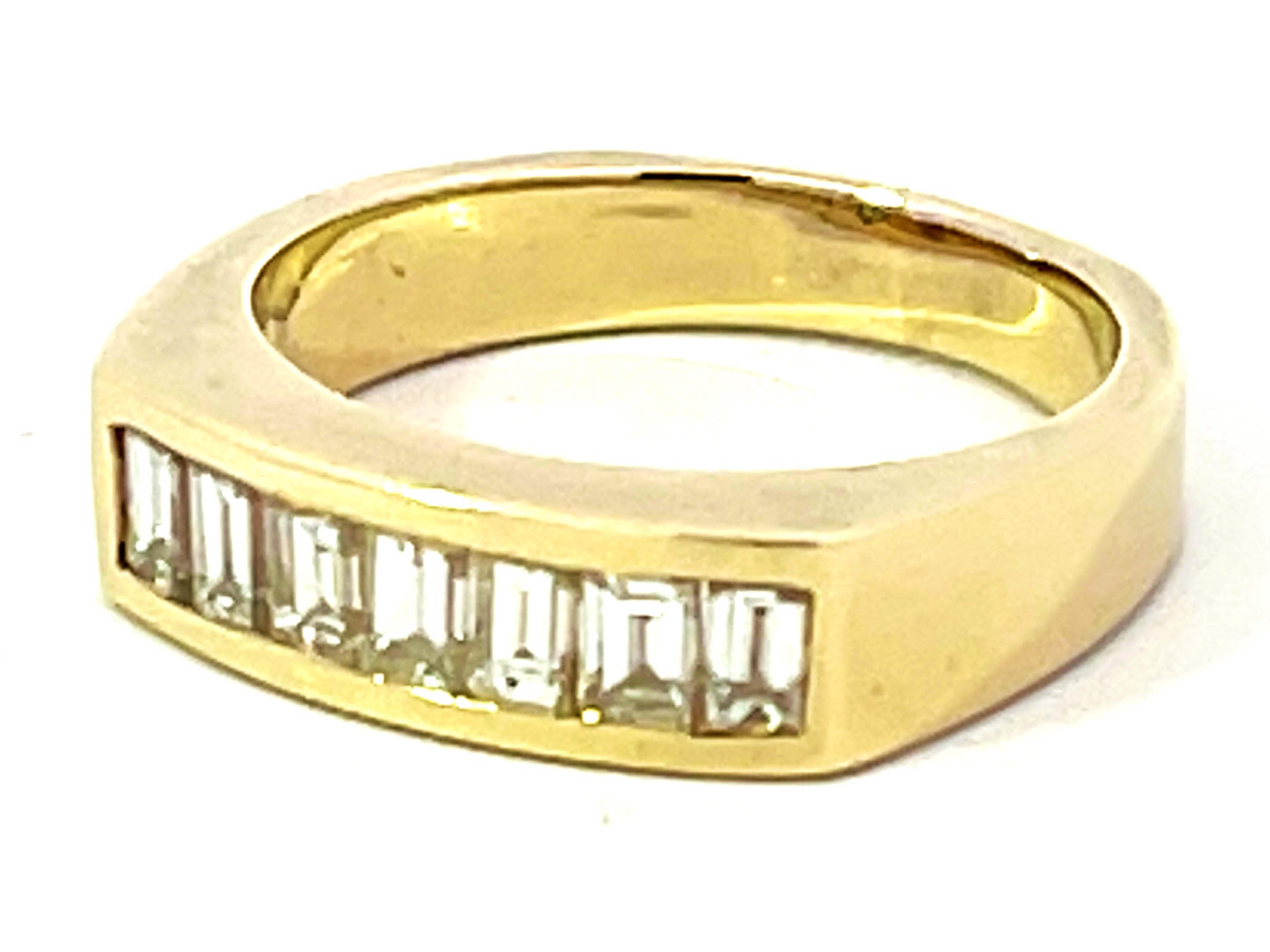 Taille baguette Bague jonc en or jaune 14 carats avec 7 diamants baguettes sertis en bande