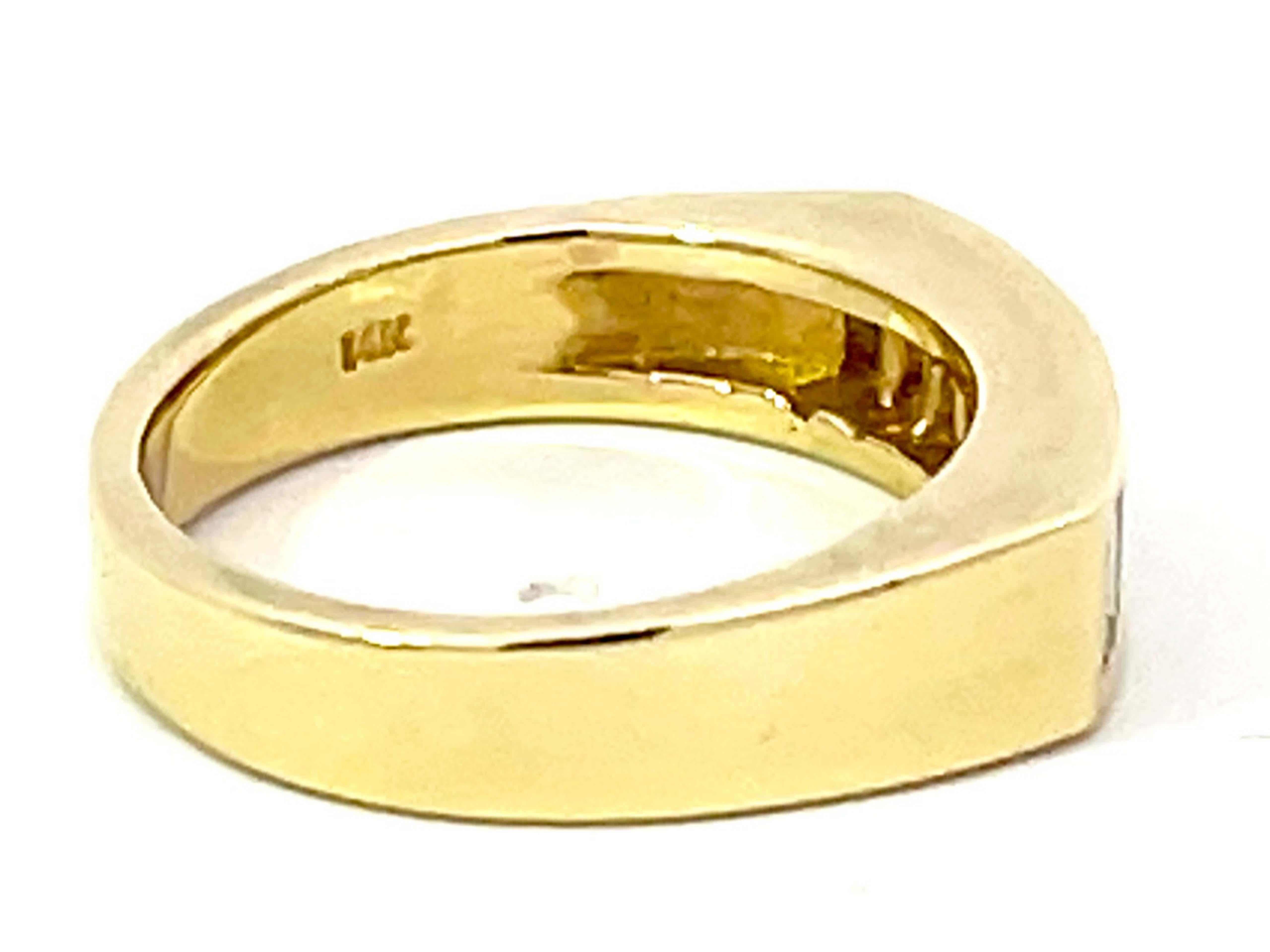 Bague jonc en or jaune 14 carats avec 7 diamants baguettes sertis en bande Excellent état à Honolulu, HI