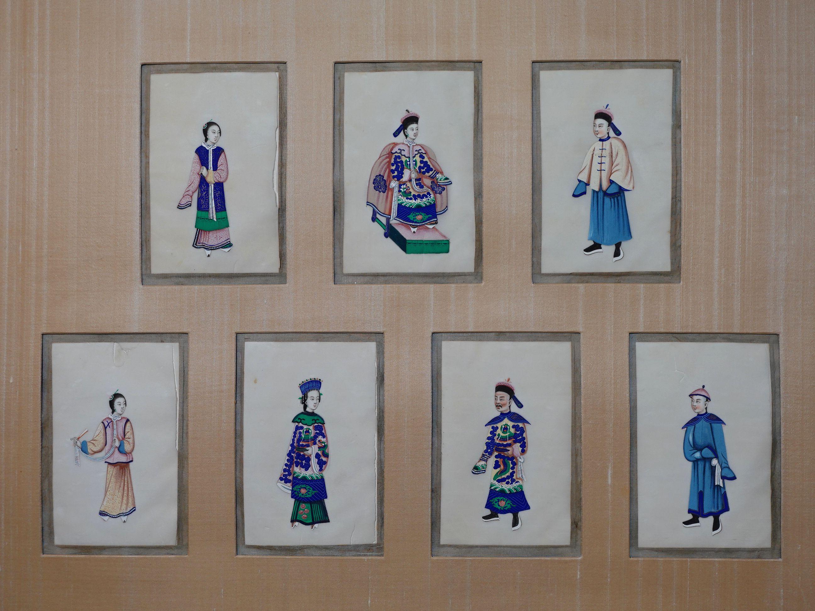 Cette annonce concerne un magnifique ensemble de 7 peintures chinoises d'exportation à la gouache (aquarelle) sur papier de riz ou de moelle, représentant les costumes traditionnels chinois des hommes et des femmes de la grande dynastie Qing. Elles