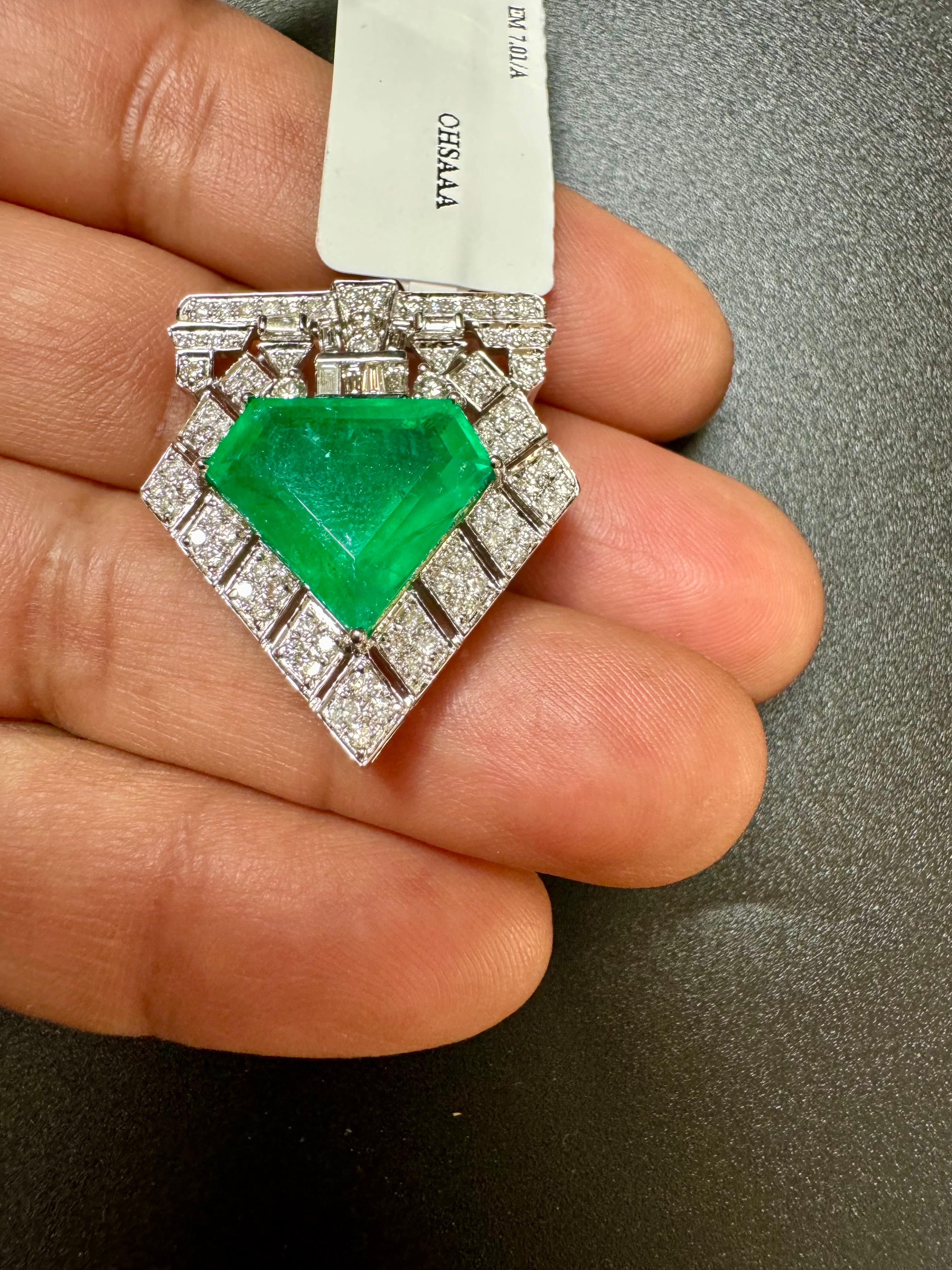 Women's or Men's 7 Ct Natural Emerald  1 Ct Brilliant cut Diamond Brooch /Pin 18 Kt  White Gold For Sale
