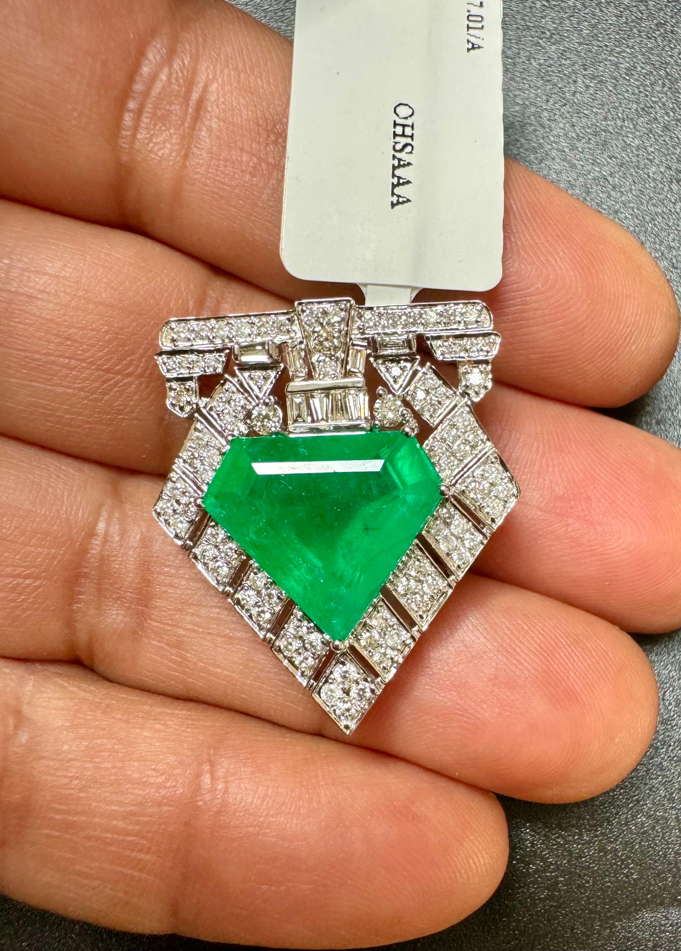 7 Ct Natural Emerald  1 Ct Brilliant cut Diamond Brooch /Pin 18 Kt  White Gold For Sale 2