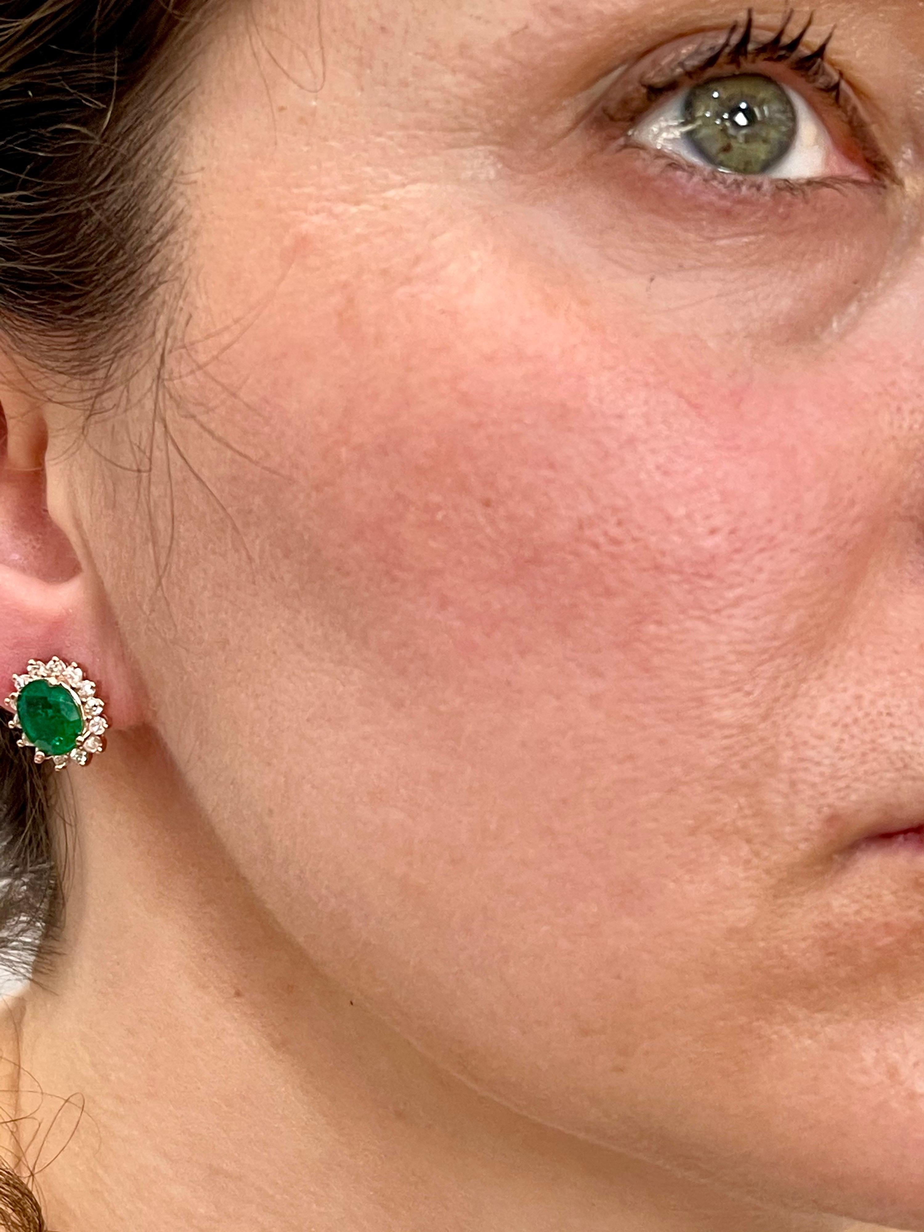 Boucles d'oreilles en or jaune 14 carats, émeraude de forme ovale de 7 carats et diamants de 1,5 carat Pour femmes en vente