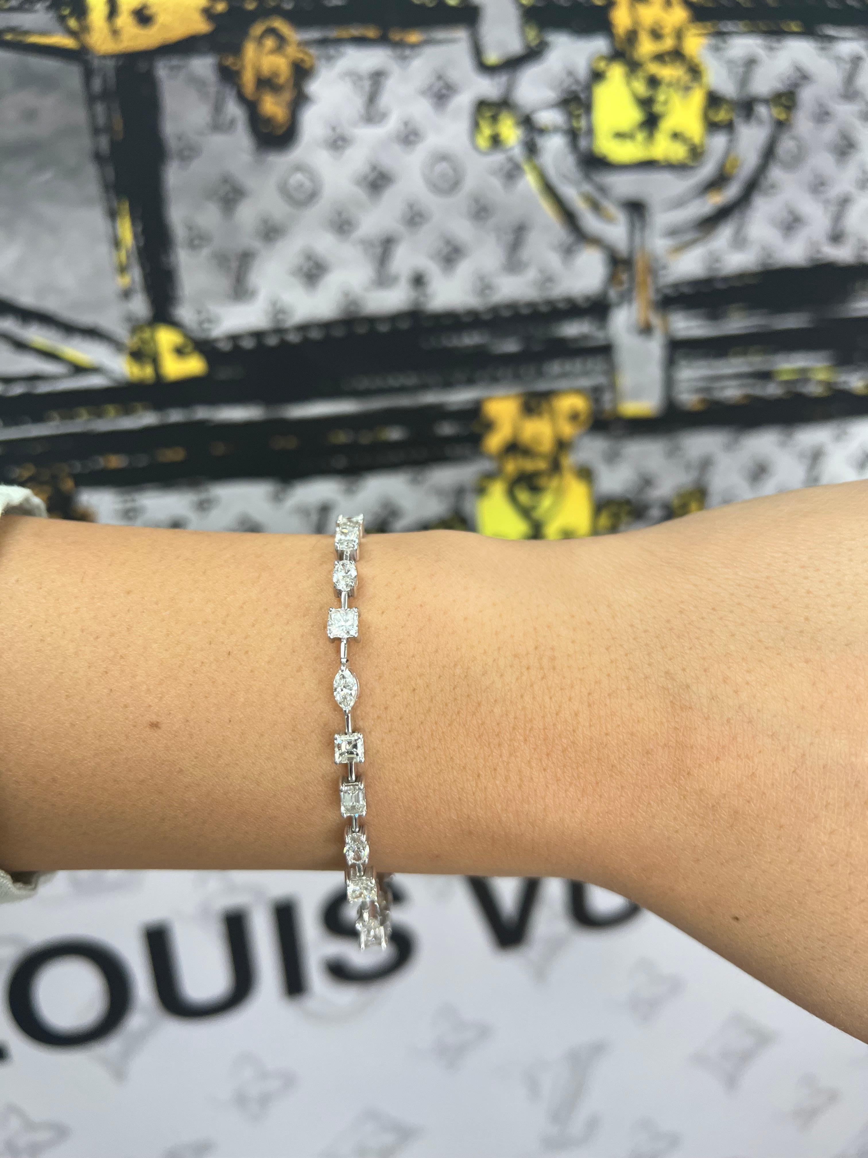 Dieses Tennisarmband besticht durch seine wunderschöne Sammlung von mehrförmigen Diamanten. Diamanten im Wert von 7 Karat im Cushion-, Asscher-, Marquise-, Oval- und Radiant-Schliff sind zu einem atemberaubenden Tanz aus Licht und Brillanz