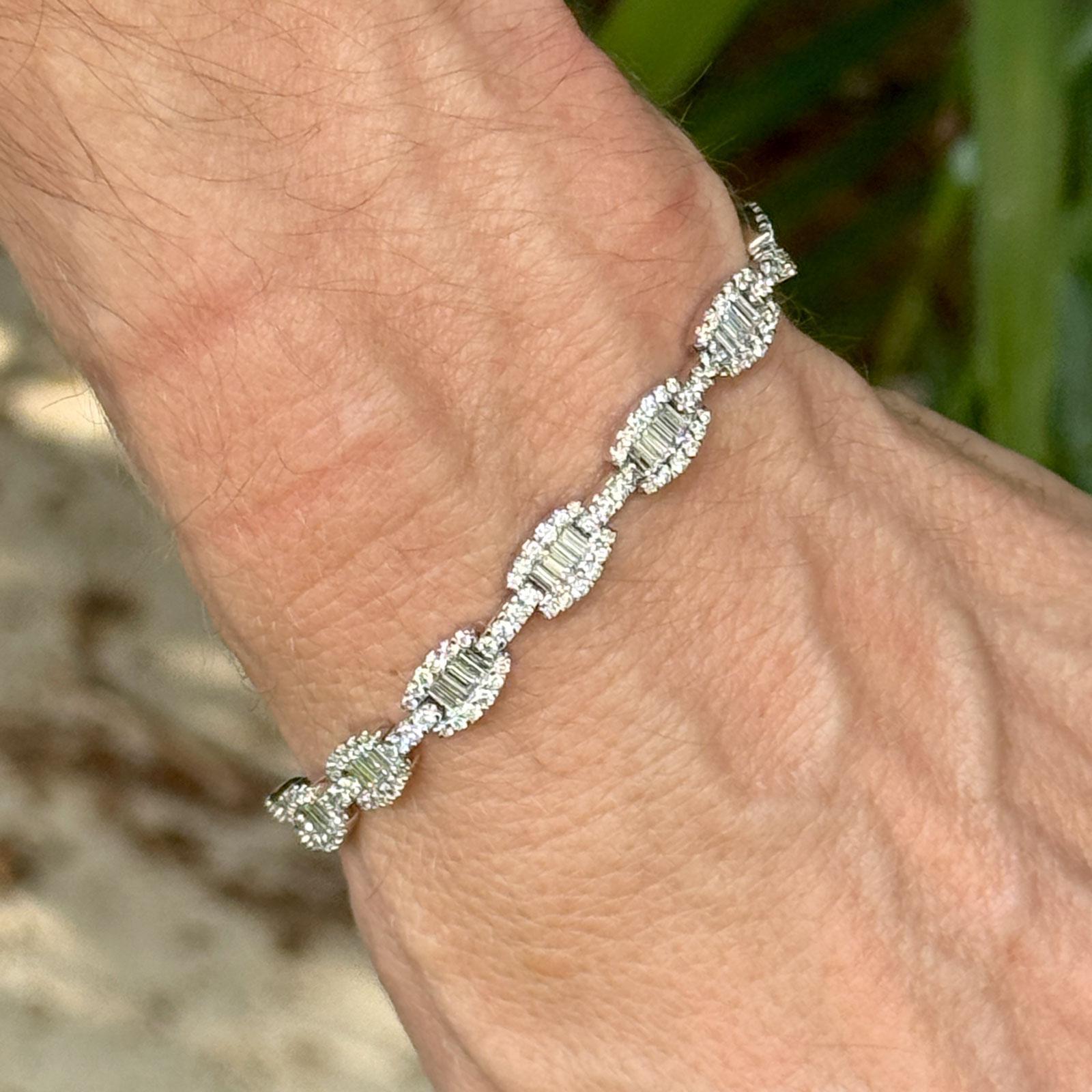Ce saisissant bracelet à maillons en diamant en or blanc 18 carats présente une luxueuse combinaison de brillance et de symétrie. Conçu avec 223 diamants ronds de taille brillant totalisant environ 4,00 carats et 56 diamants de taille baguette