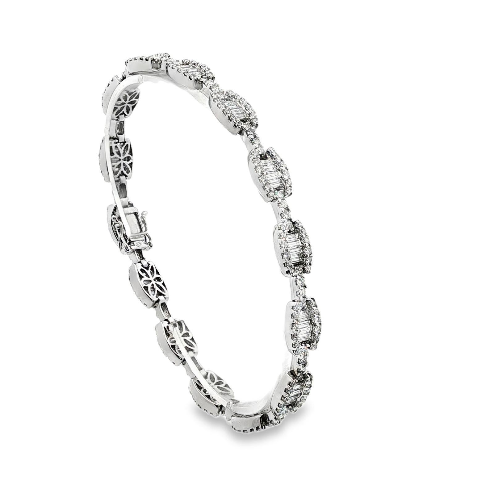 Moderne Bracelet à maillons modernes en or blanc 18K avec diamants ronds, brillants et baguettes de 7 CTW en vente