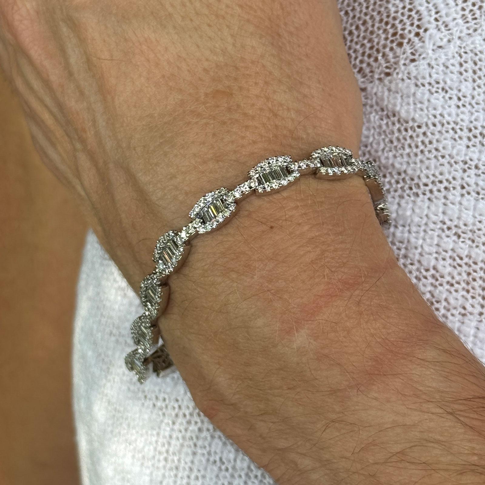 Taille baguette Bracelet à maillons modernes en or blanc 18K avec diamants ronds, brillants et baguettes de 7 CTW en vente