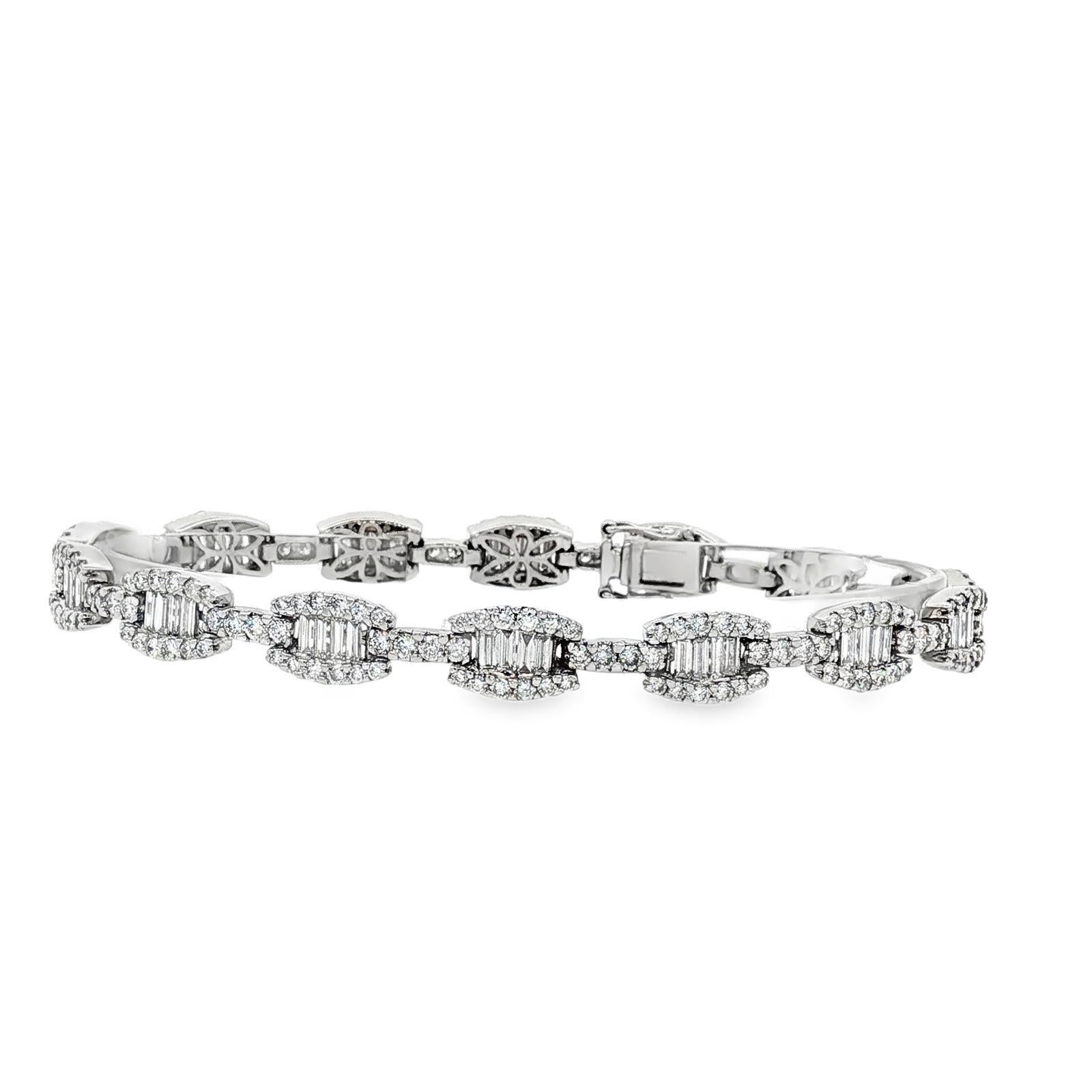 Bracelet à maillons modernes en or blanc 18K avec diamants ronds, brillants et baguettes de 7 CTW Excellent état - En vente à Boca Raton, FL