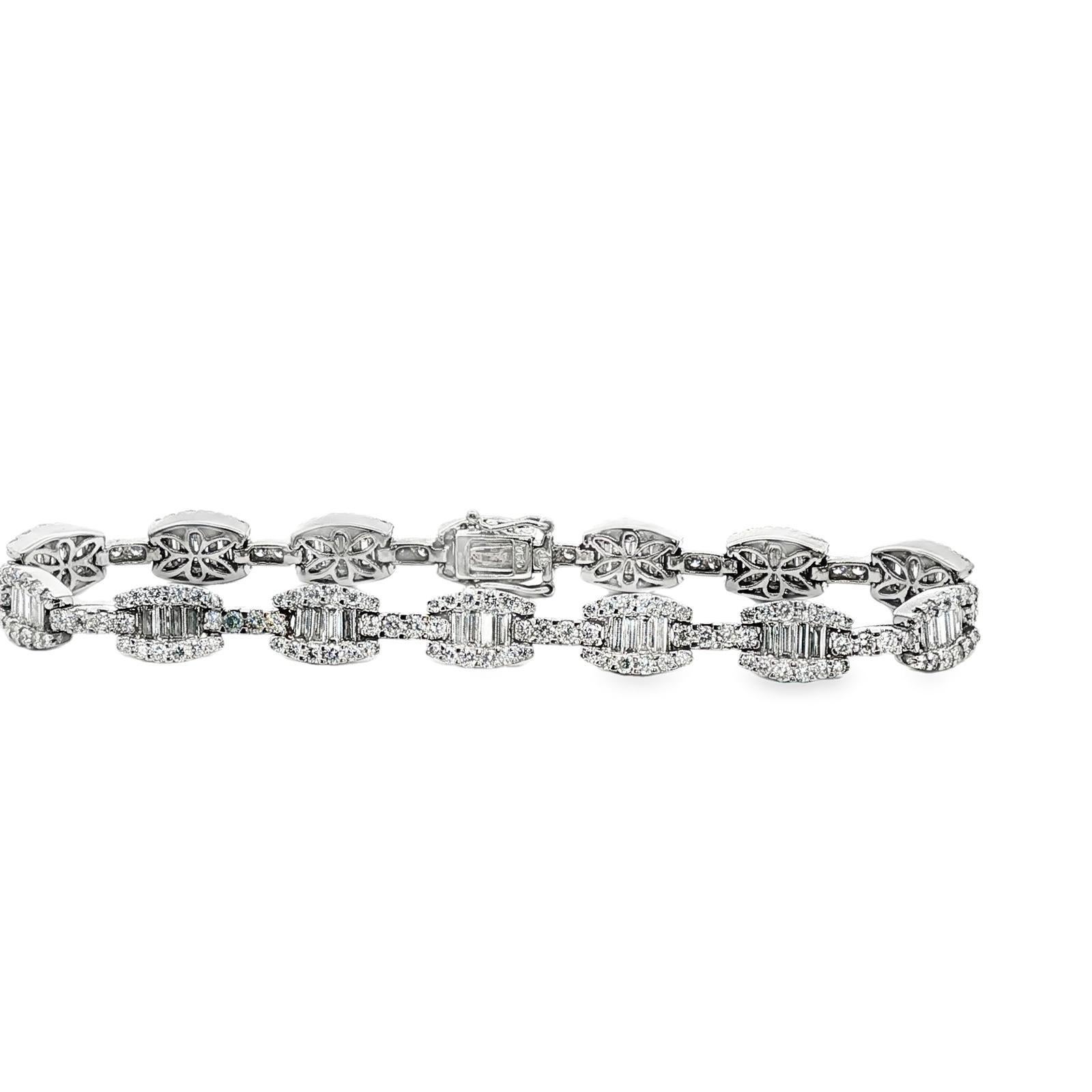 Bracelet à maillons modernes en or blanc 18K avec diamants ronds, brillants et baguettes de 7 CTW Pour femmes en vente
