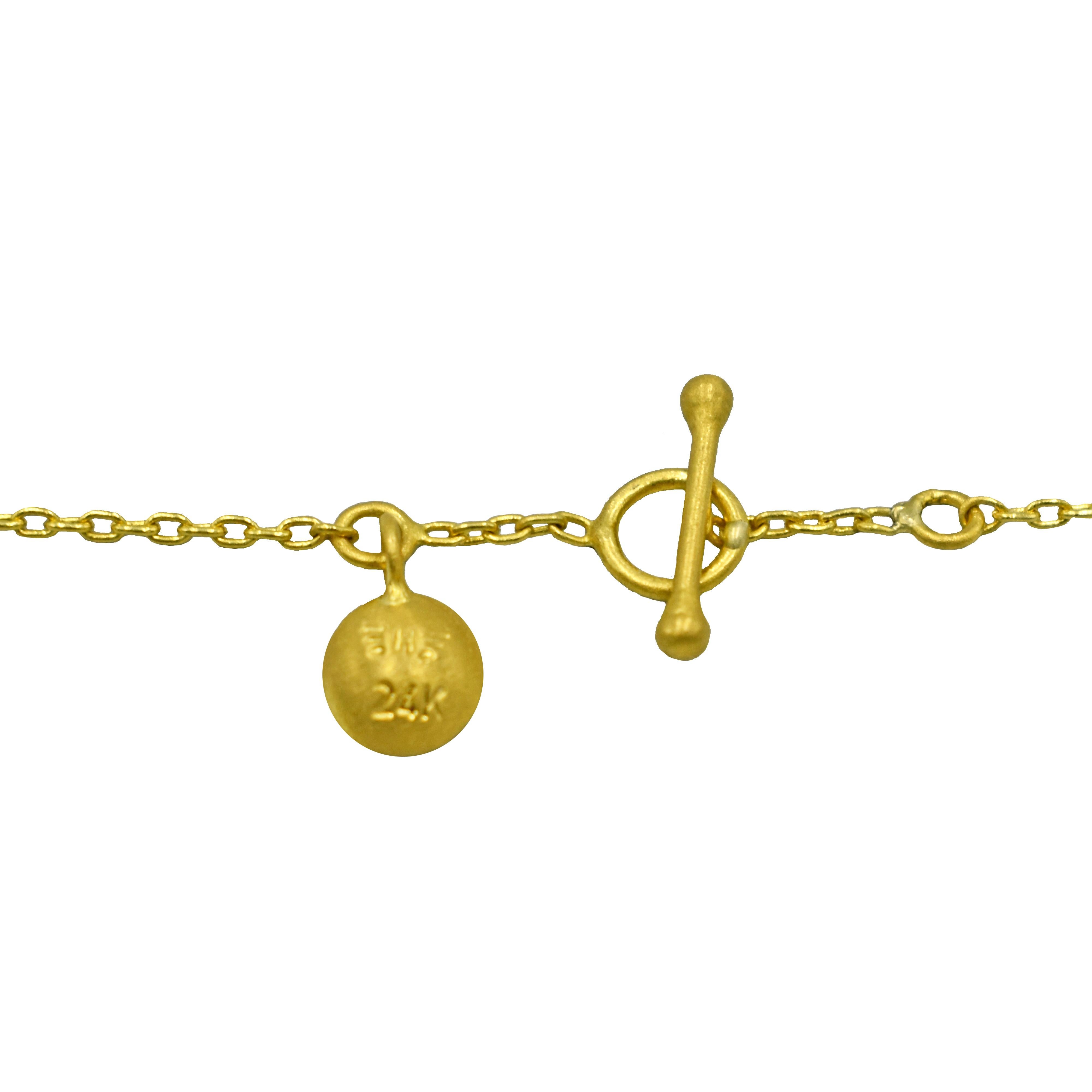 Sieben Diamanten (0,11 Karat Gesamtgewicht, G-H, SI1) gefasst in einem vertikalen Stabanhänger aus 22 Karat Gelbgold an einer Kabelkette aus 24 Karat Massivgold. Die Kabelkette ist 16 Zoll lang und mit einem Knebelverschluss versehen. 