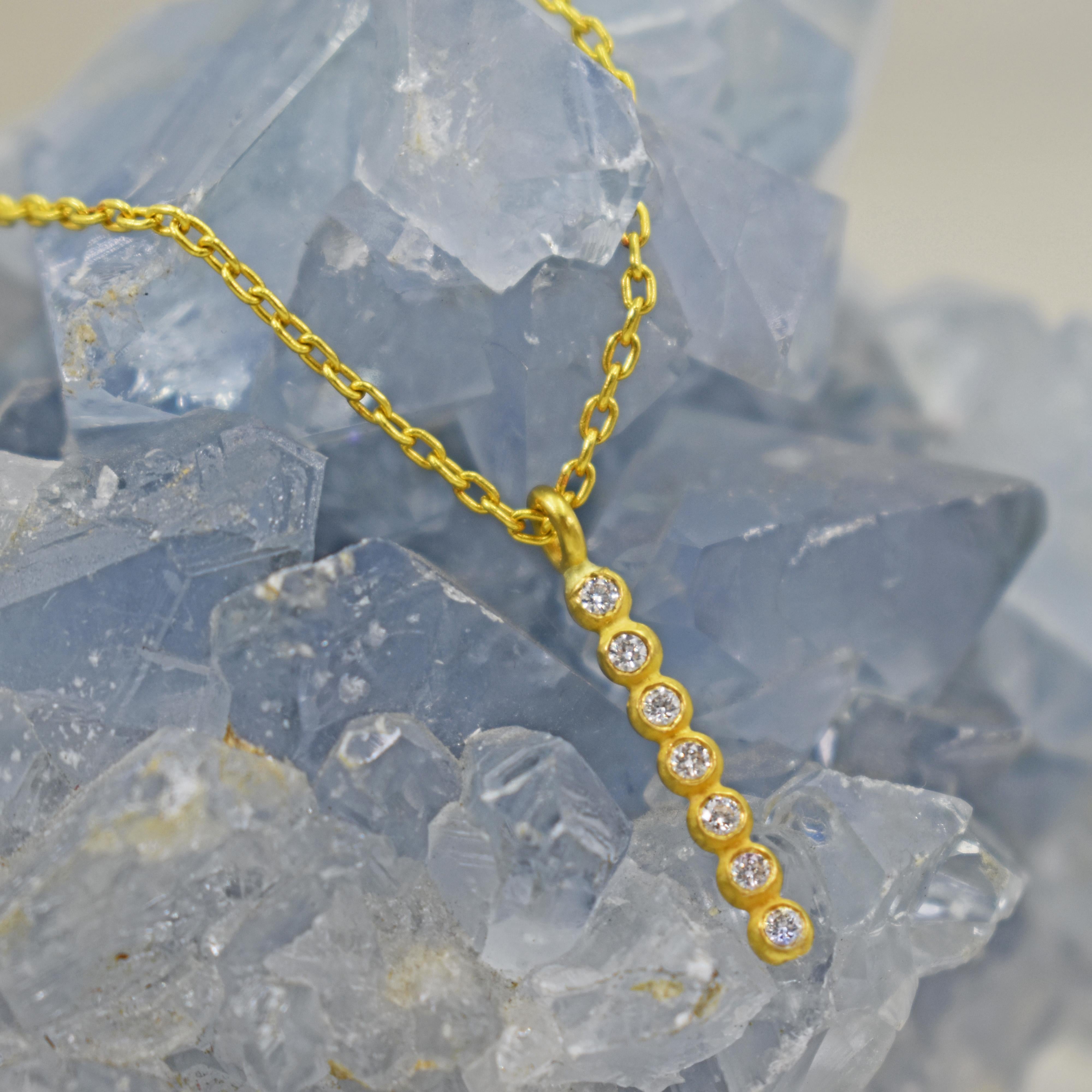 7 Diamant 22 Karat Gold Bar-Anhänger Halskette (Rundschliff) im Angebot