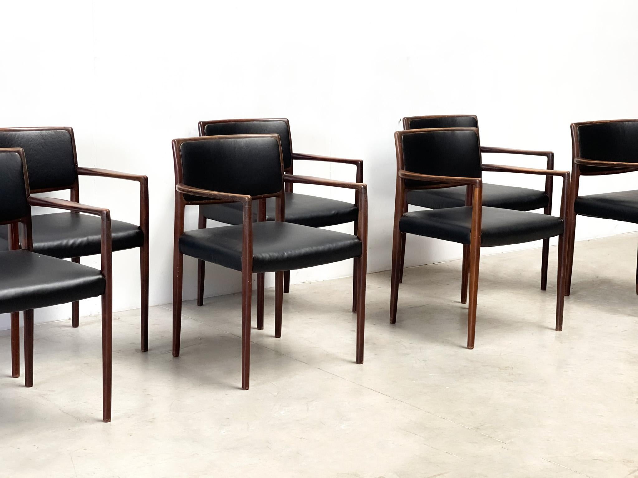 What a beautiful set of seven chairs. These chairs are of Danish manufacture. They are attributed to the Niels Moller 65 chair. There are slight differences so we are not 100% sure about this. No doubt these chairs are a very nice example of Danish