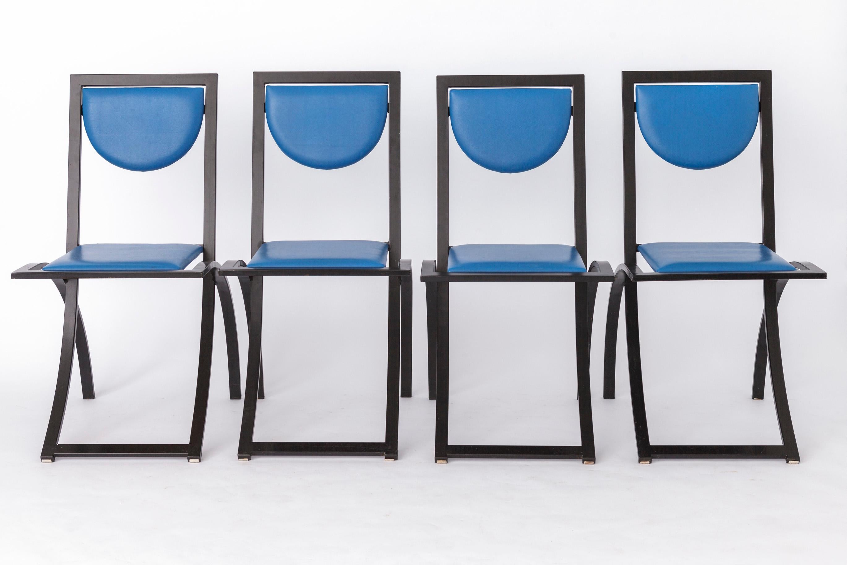 Satz von 7 Vintage-Stühlen aus den 1980er Jahren. (3 Stühle weiß + 4 Stühle schwarz). 
Design und Herstellung durch Karl Friedrich Förster, Deutschland. 
Der angezeigte Preis gilt für 7 Stühle. 

Stabiler Metallrahmen. Schwarz lackiert. 
Blaue