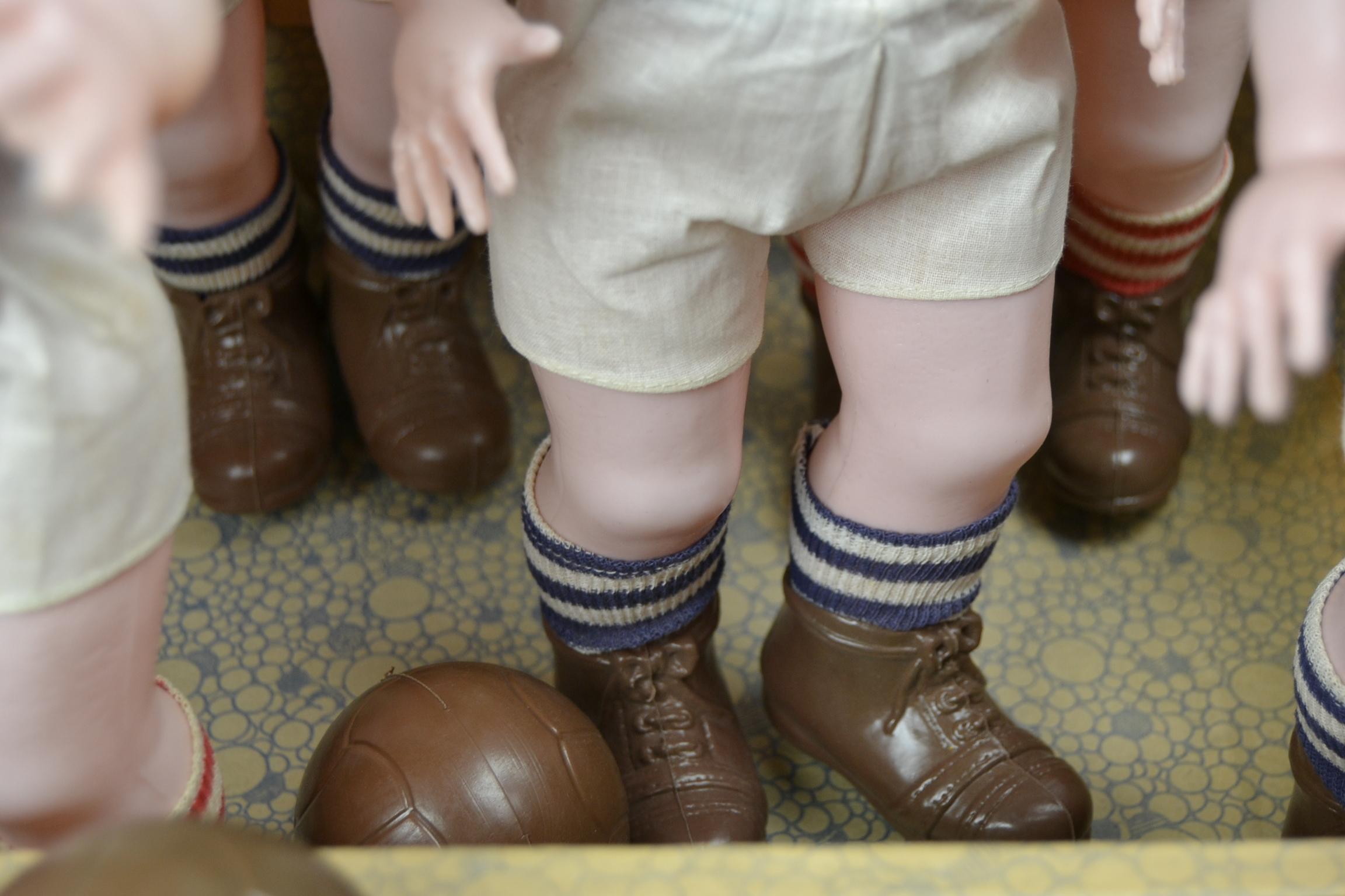 7 Puppen im Fußball-Outfit:: Fußball-Outfit:: 1960er Jahre:: Hartplastik 4