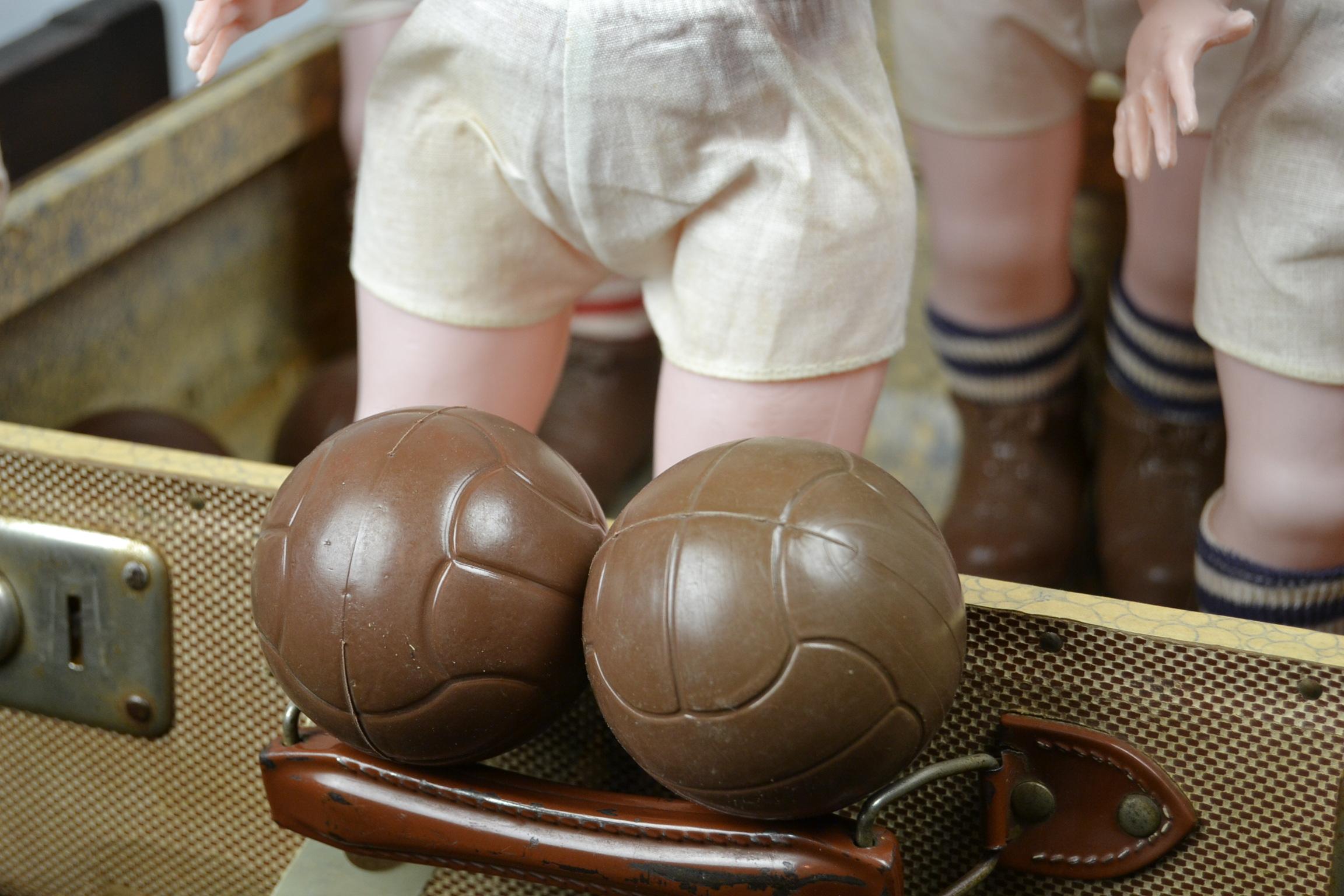 7 Puppen im Fußball-Outfit:: Fußball-Outfit:: 1960er Jahre:: Hartplastik 5