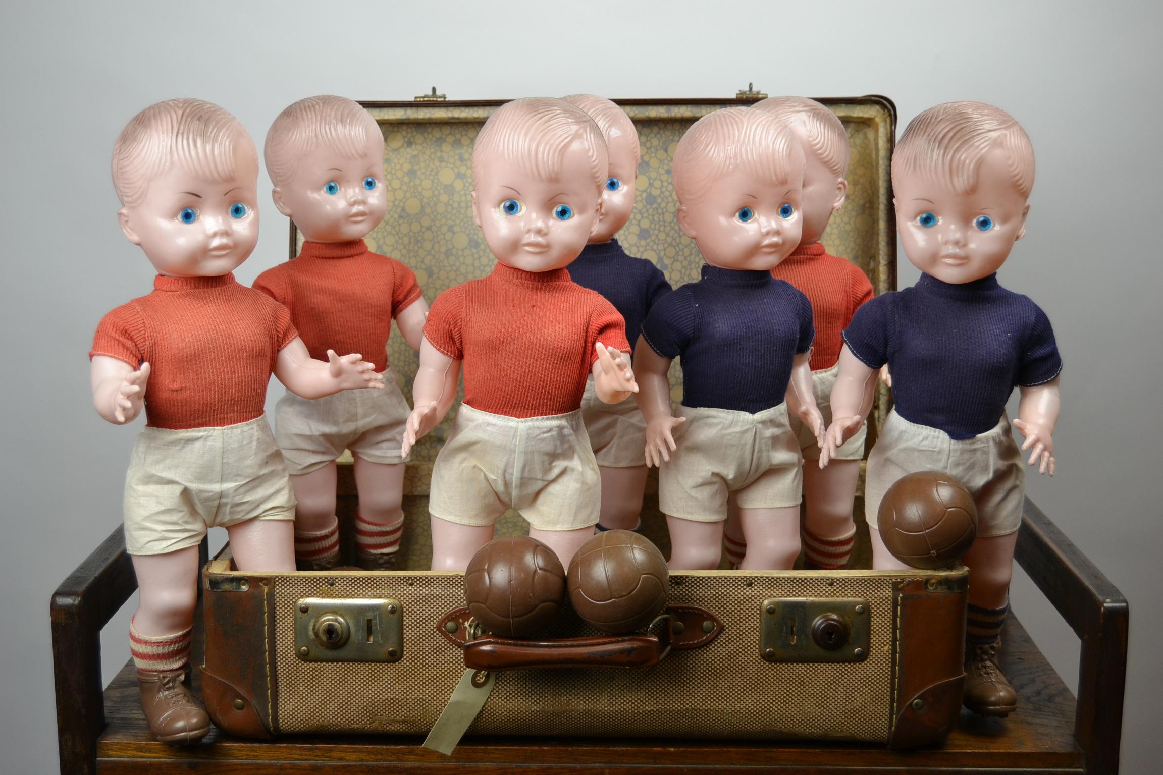 7 Puppen im Fußball-Outfit:: Fußball-Outfit:: 1960er Jahre:: Hartplastik 6