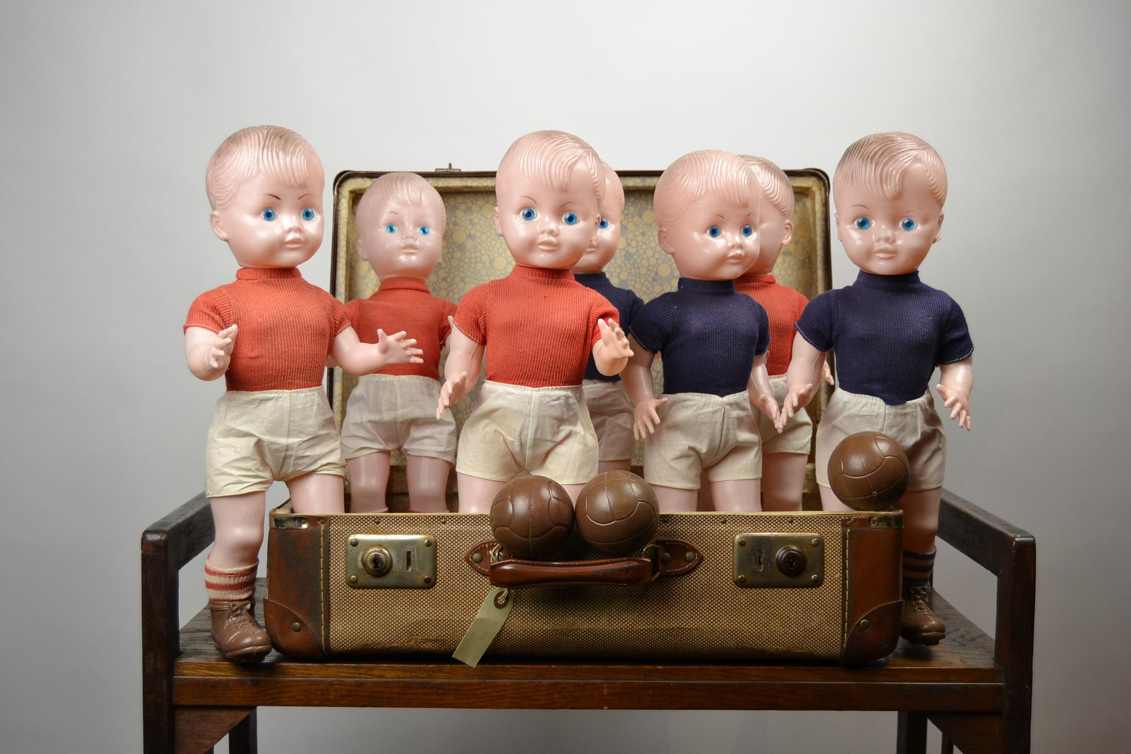 7 Puppen im Fußball-Outfit:: Fußball-Outfit:: 1960er Jahre:: Hartplastik 11