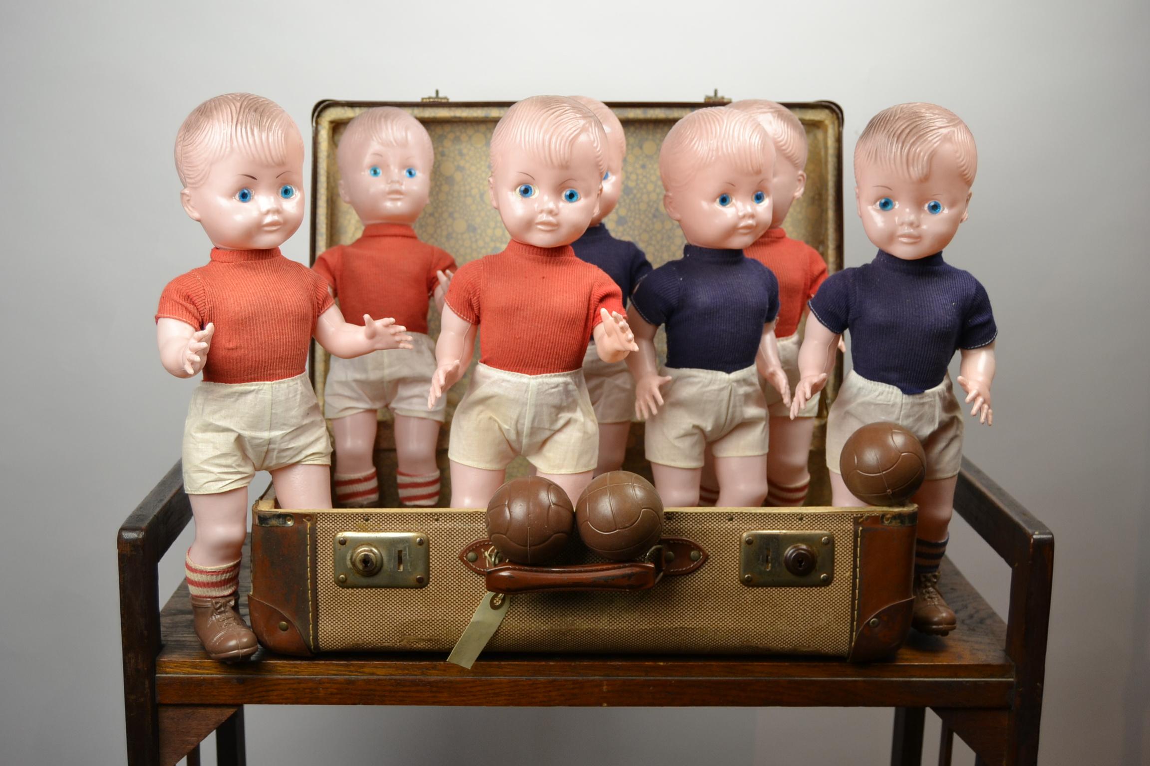 1960er Jahre große Hartplastikpuppen in Fußballkleidung. 
Diese Vintage-Puppen sehen mit ihren großen blauen Augen bezaubernd aus. 
Sie haben bewegliche Köpfe:: Arme und Beine. 
Wir haben 7 Stück verfügbar: 4 mit rot-weißem Outfit und 3 mit
