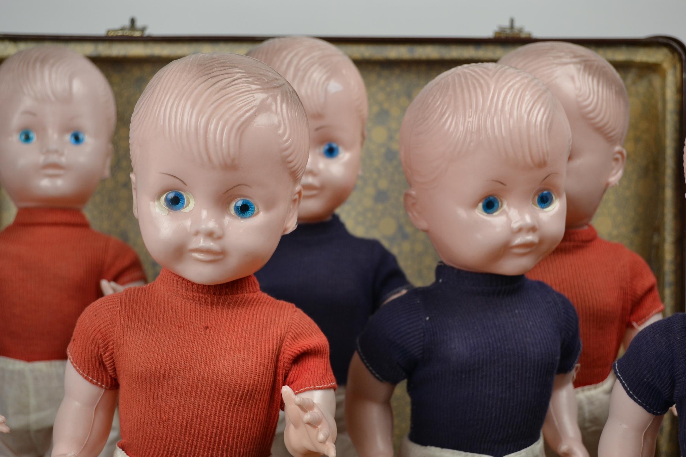 7 Puppen im Fußball-Outfit:: Fußball-Outfit:: 1960er Jahre:: Hartplastik 1