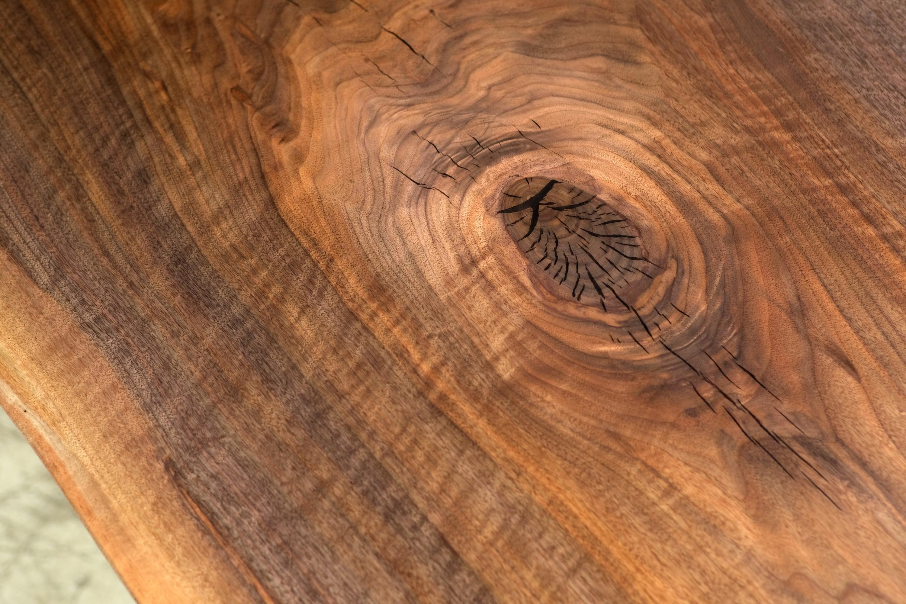 7 Fuß Esstisch aus massivem Nussbaumholz mit gebürsteten Stahlbeinen  (amerikanisch) im Angebot