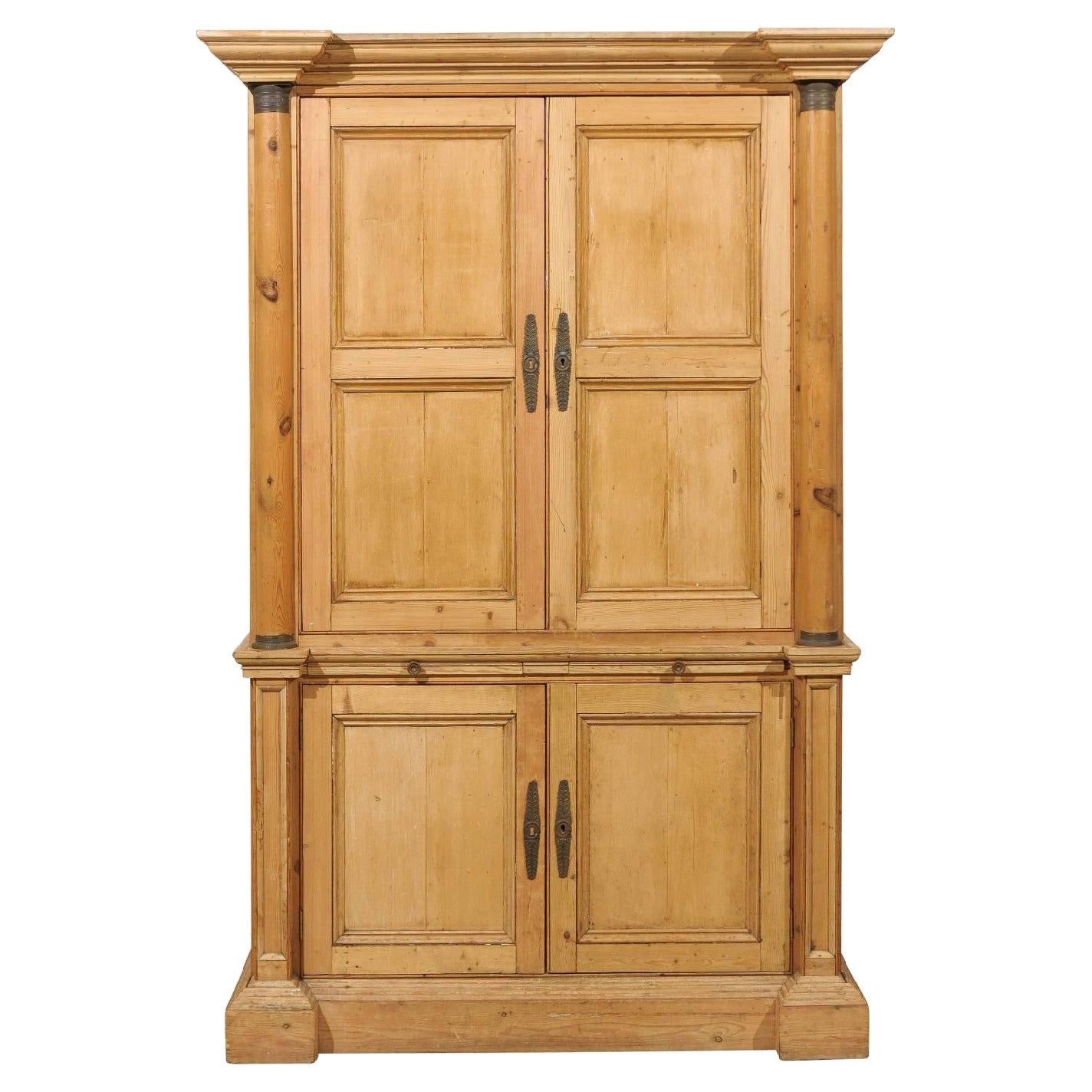 7
 ft tall English Four-Door Vintage Cabinet with Adjustable Shelves and Drawers (Cabinet vintage anglais à quatre portes avec étagères et tiroirs réglables)