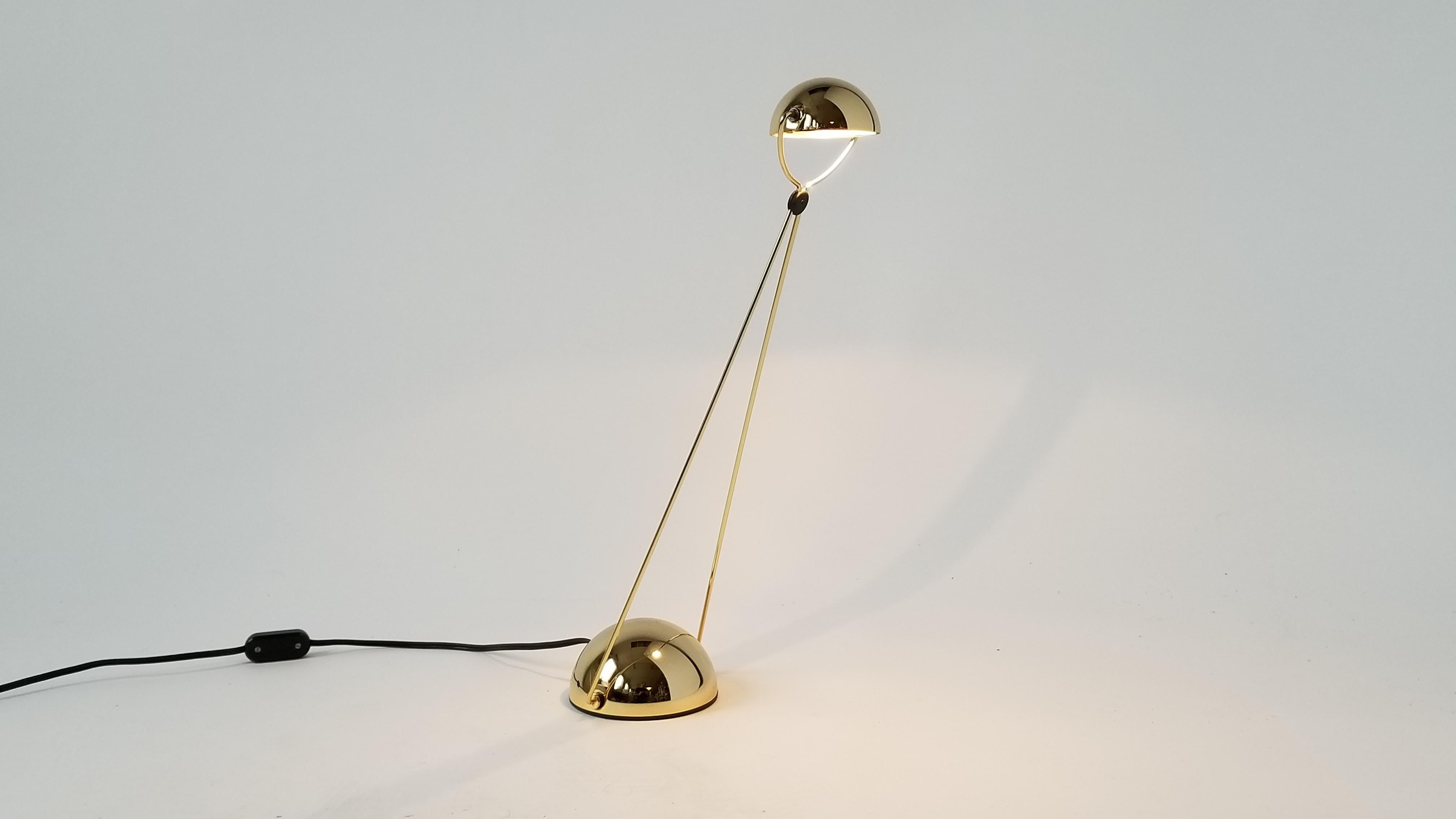Modern, elegant Minimalist table lamp designed by Paolo Piva in very good condition. 

Measures: 20.5 inches high.

Regular two pin halogen light bulb rated at 20 watt. 

Switch on cord.


 