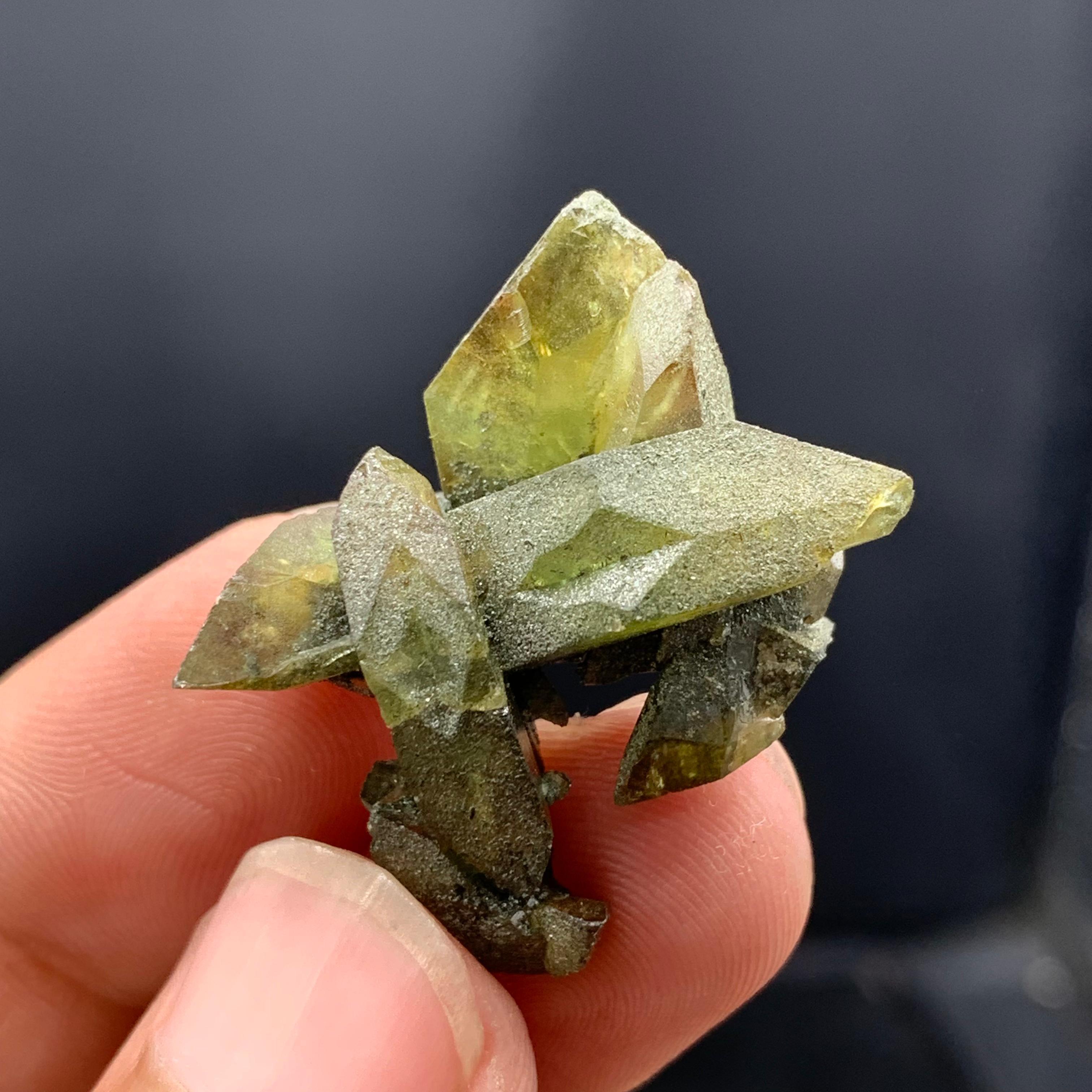 7 Gram Stunning Sphene Crystals Cluster from Skardu, Pakistan In Good Condition For Sale In Peshawar, PK
