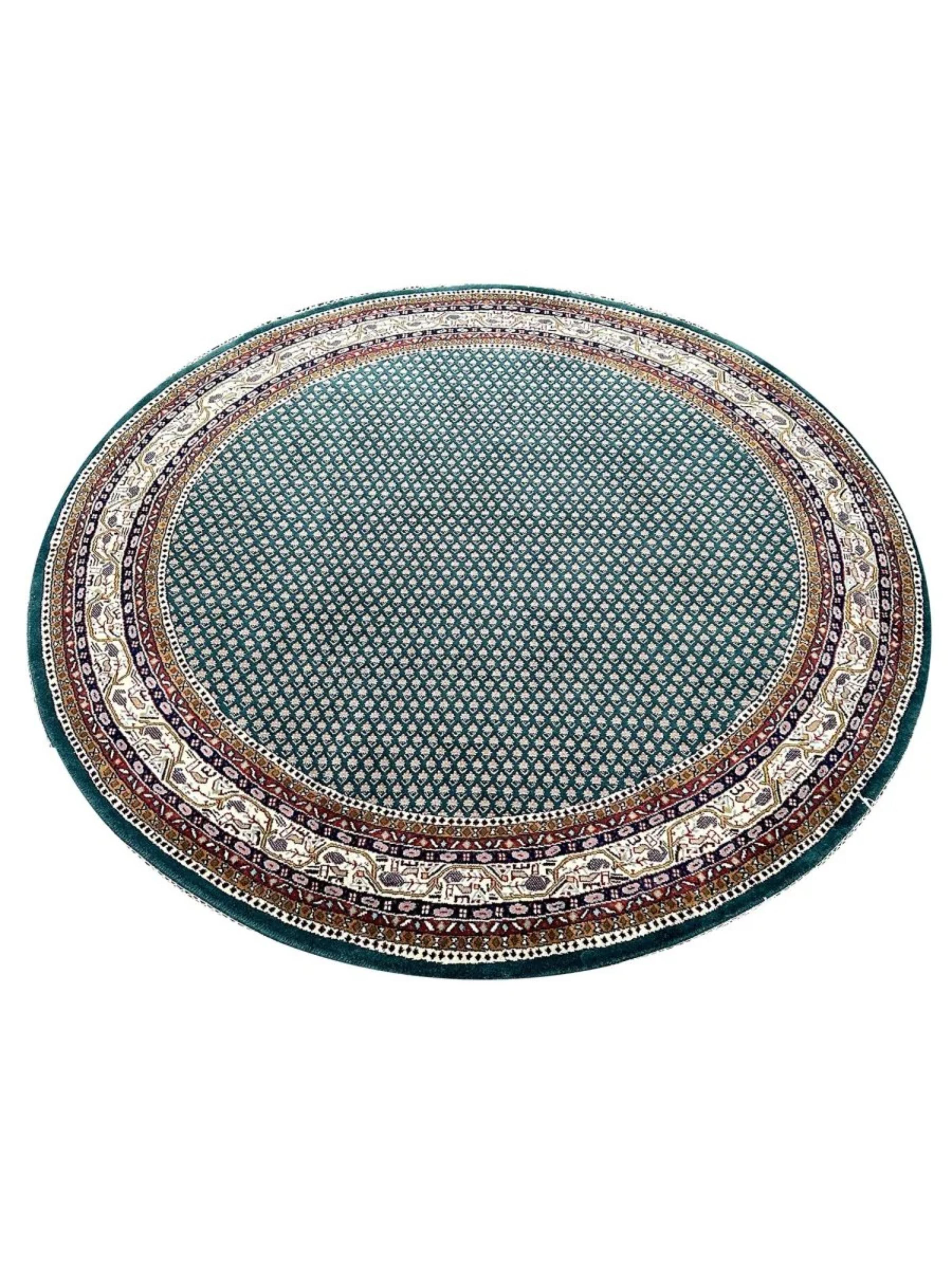 Prova l'eleganza del Tappeto India 7' Greene & Greene & Greene, un pezzo squisito che trasforma il tuo spazio vitale con una bellezza senza tempo e uno stile raffinato. Realizzato accuratamente a mano in India, questo tappeto presenta motivi