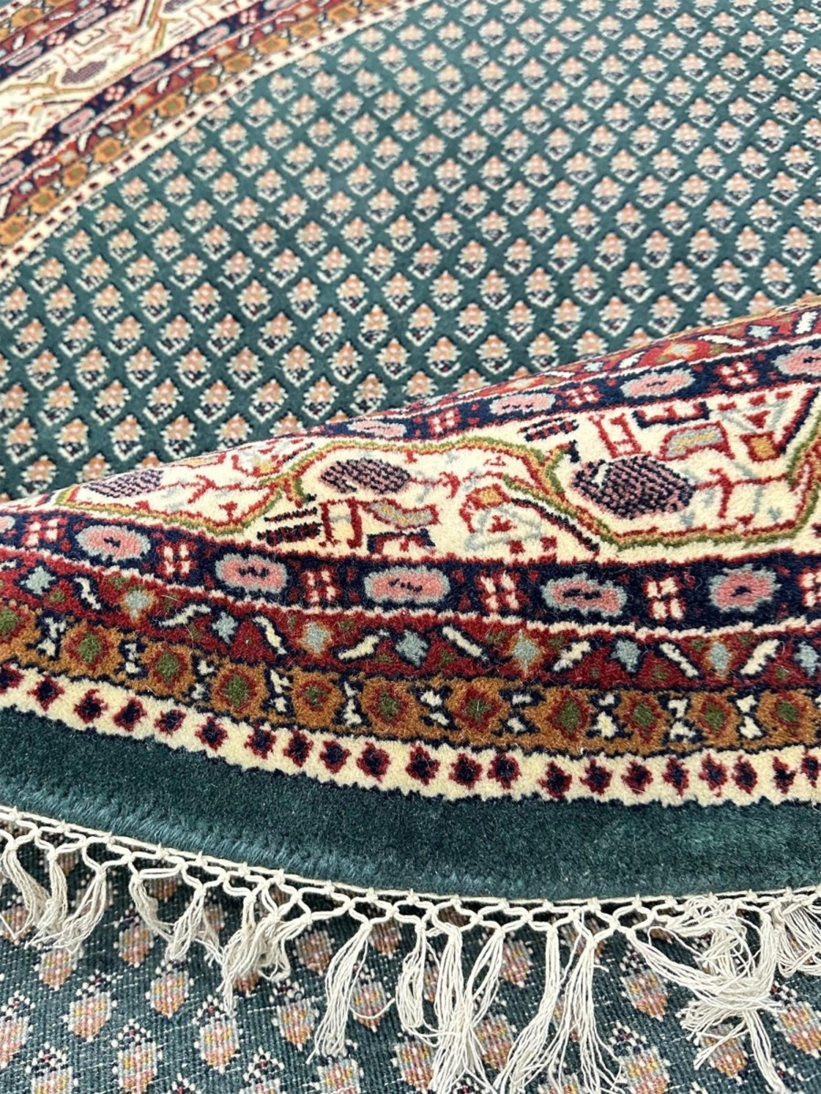 XXI secolo e contemporaneo 7' Hand Knotted Green and Ivory India Rug in vendita