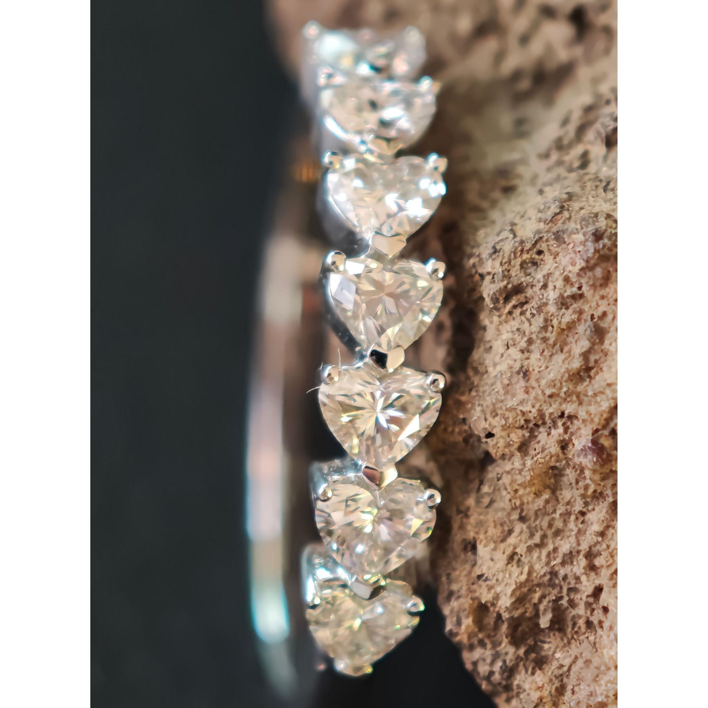 7 natürliche Diamanten. Collection'S Farbe VS. 0,62ct. Gesamtgewicht. 18K Weißgold. 1,96 Gramm.