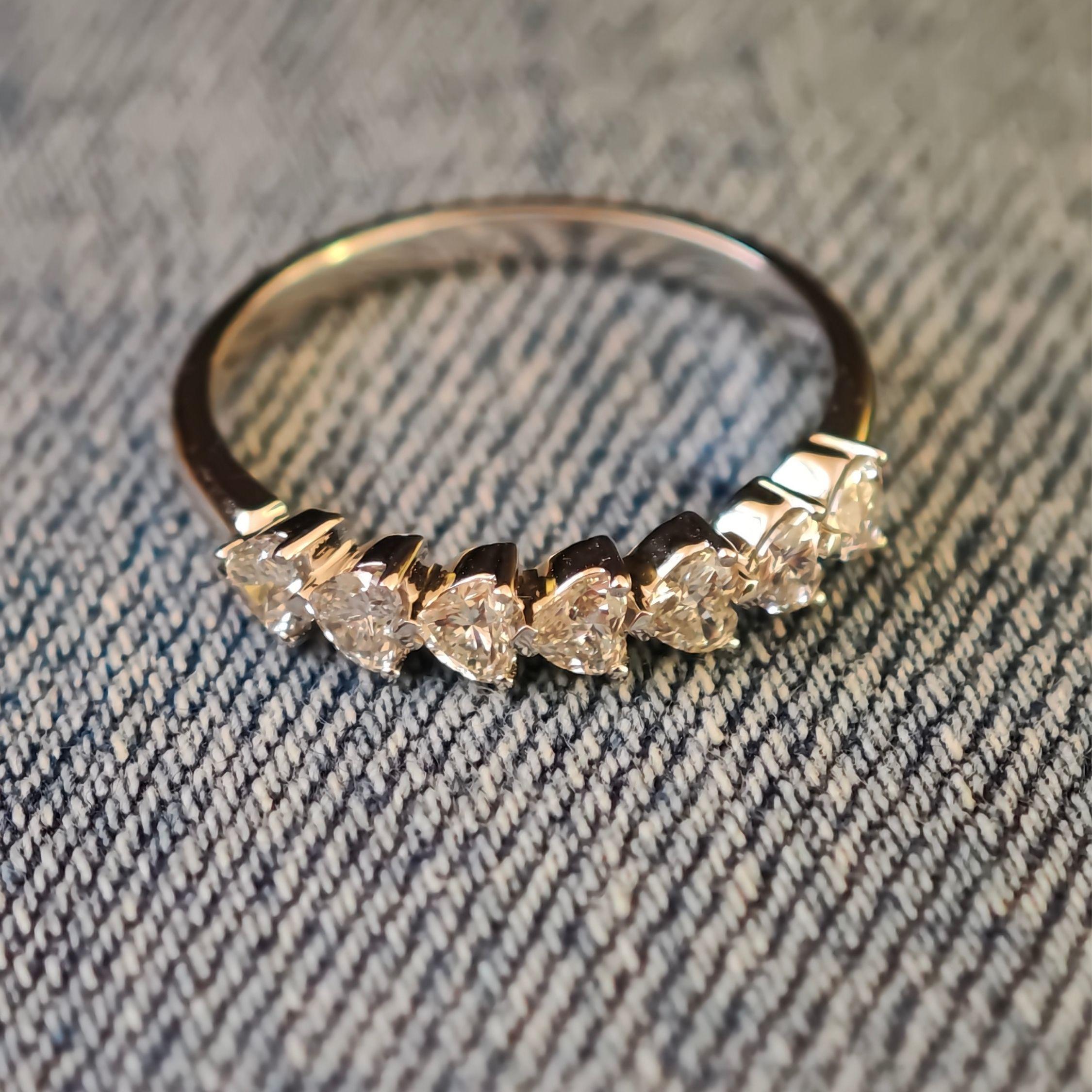 7 Herzförmiger natürlicher Diamantring, 18 Karat Weißgold (Herzschliff) im Angebot