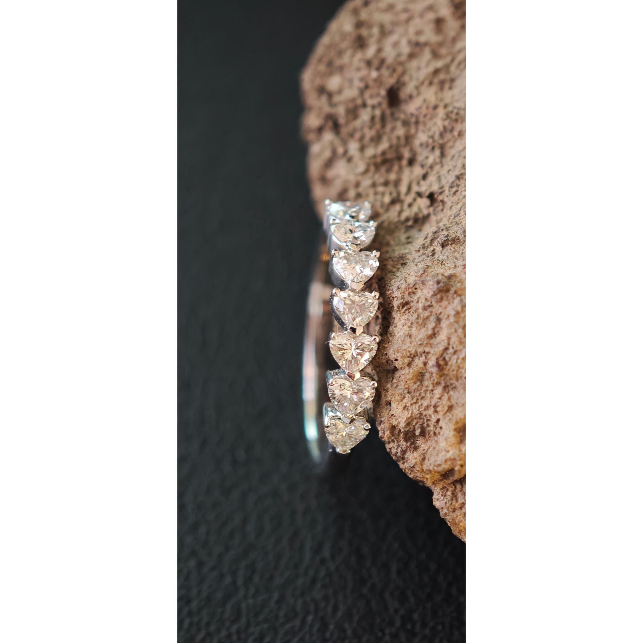 7 Herzförmiger natürlicher Diamantring, 18 Karat Weißgold im Zustand „Neu“ im Angebot in Ramat Gan, IL