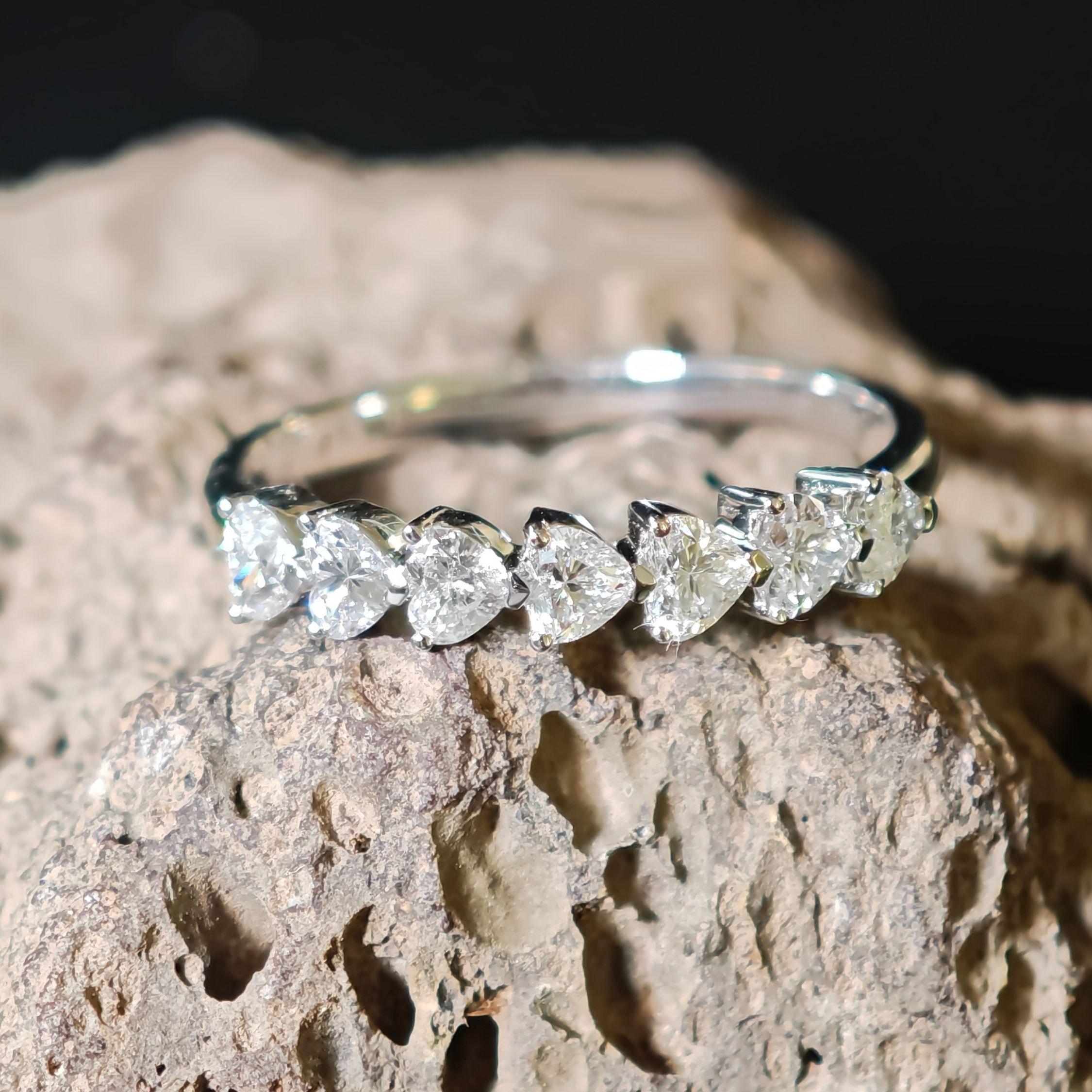 7 Herzförmiger natürlicher Diamantring, 18 Karat Weißgold im Angebot 1
