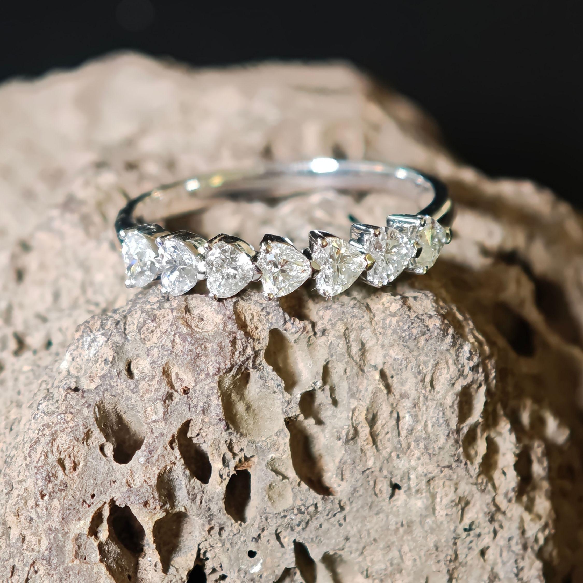 7 Herzförmiger natürlicher Diamantring, 18 Karat Weißgold im Angebot 2
