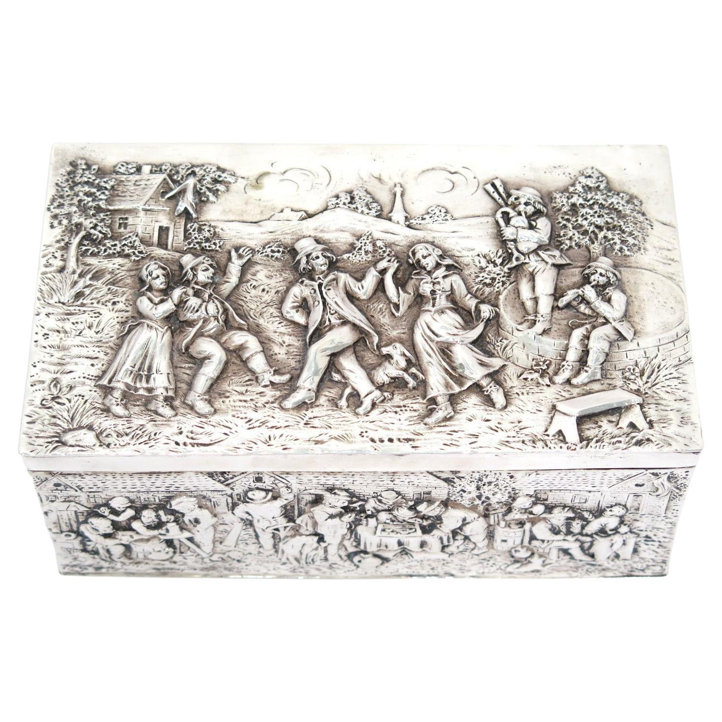 7 po. - Boîte d'antiquités allemande en argent représentant une scène de danse