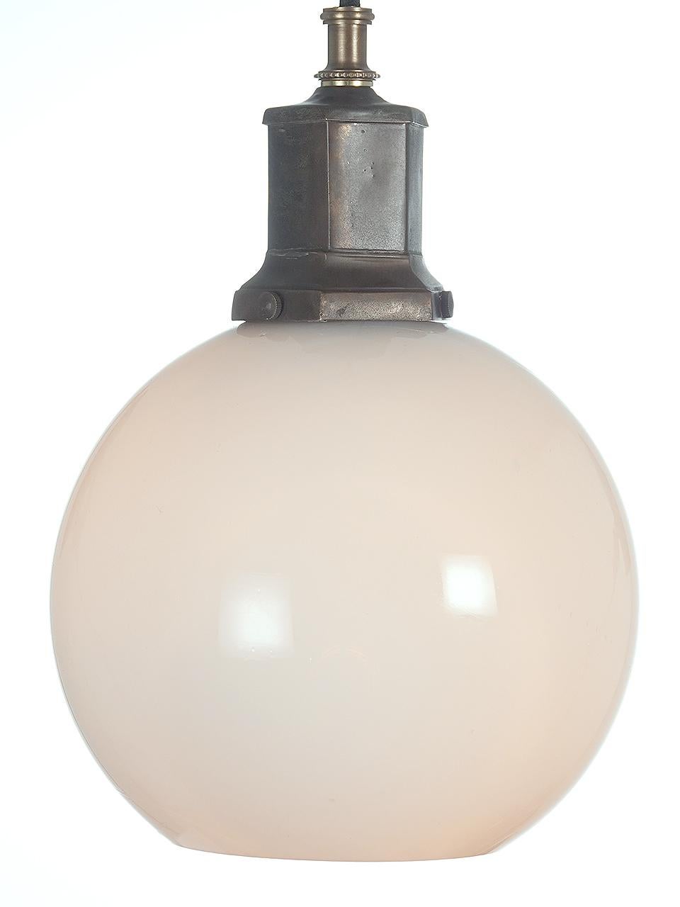 Diese eleganten mundgeblasenen Lampenschirme sind aus Vaseline-Glas und weisen die Merkmale von handgefertigtem Glas auf. Sie haben ein schönes, gleichmäßiges und warmes Licht ohne Glühfadenglanz. Die Leuchte hat einen interessanten, schweren