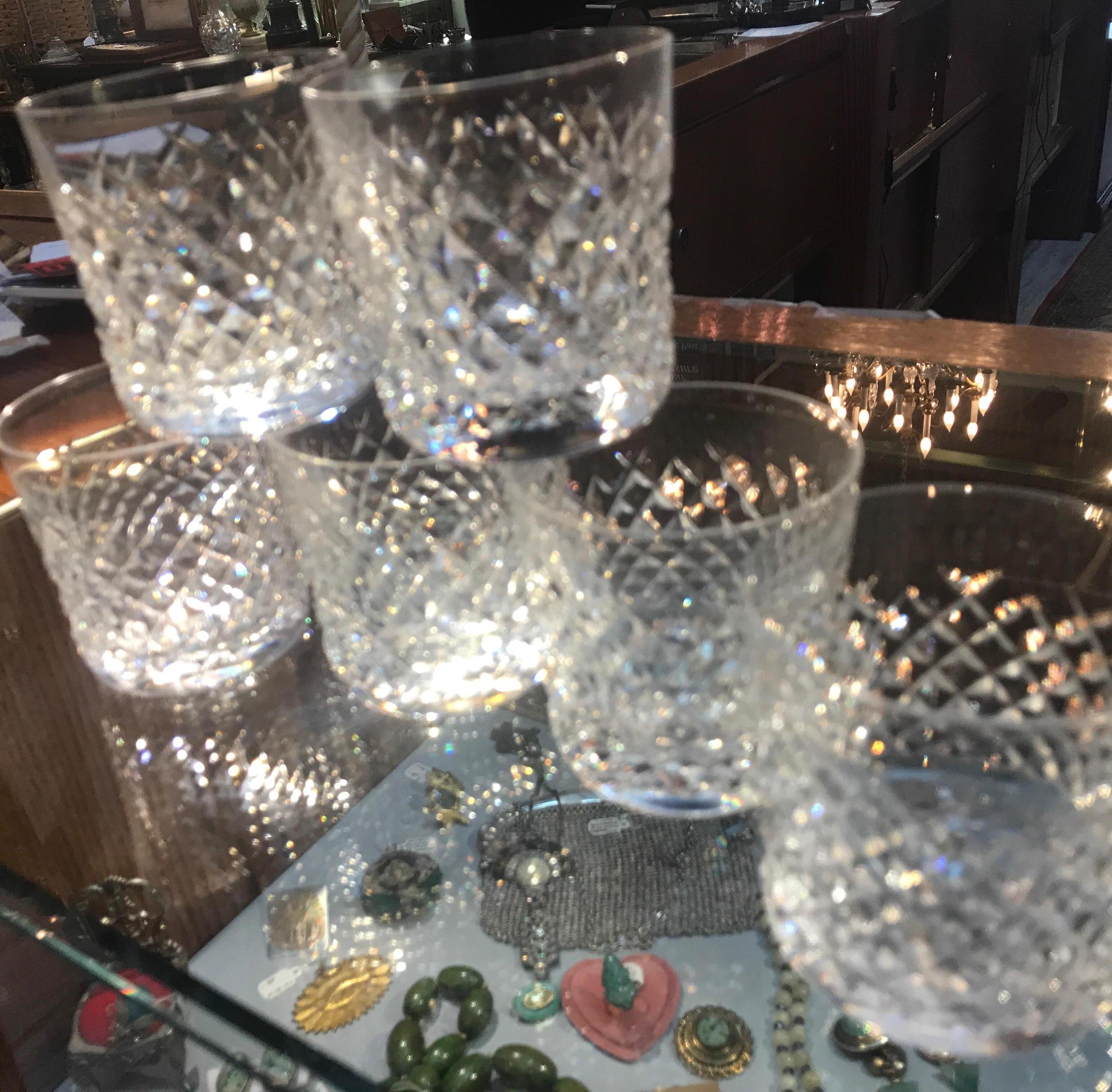 Cristal irlandais Waterford scintillant, taillé à la main. Les gobelets en cristal sont taillés et polis à la main sur une roue par les maîtres tailleurs de Waterford dans le motif retraité Alana. Chacun d'entre eux porte le cachet à l'acide de