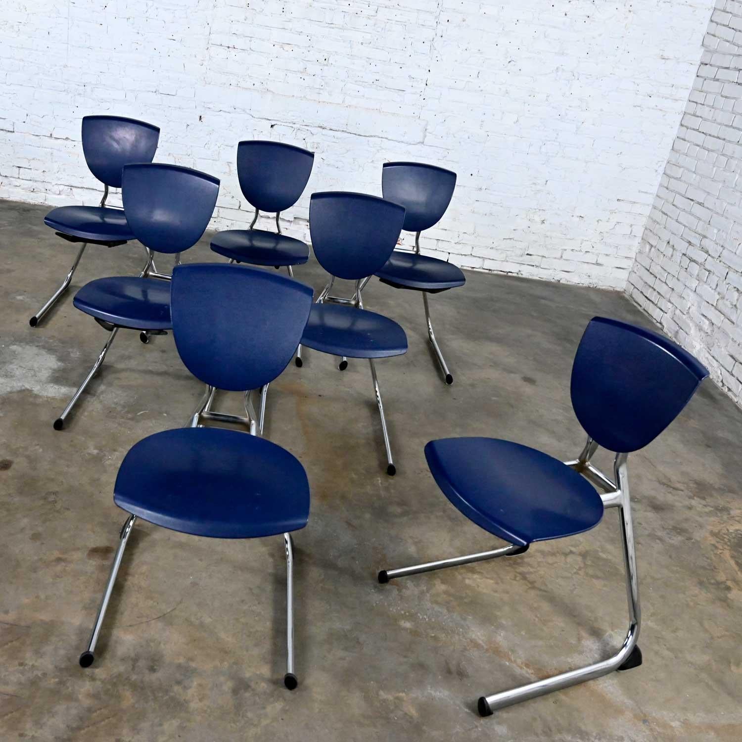 7 chaises de salle à manger cantilever modernes bleu foncé en plastique et chrome  en vente 3