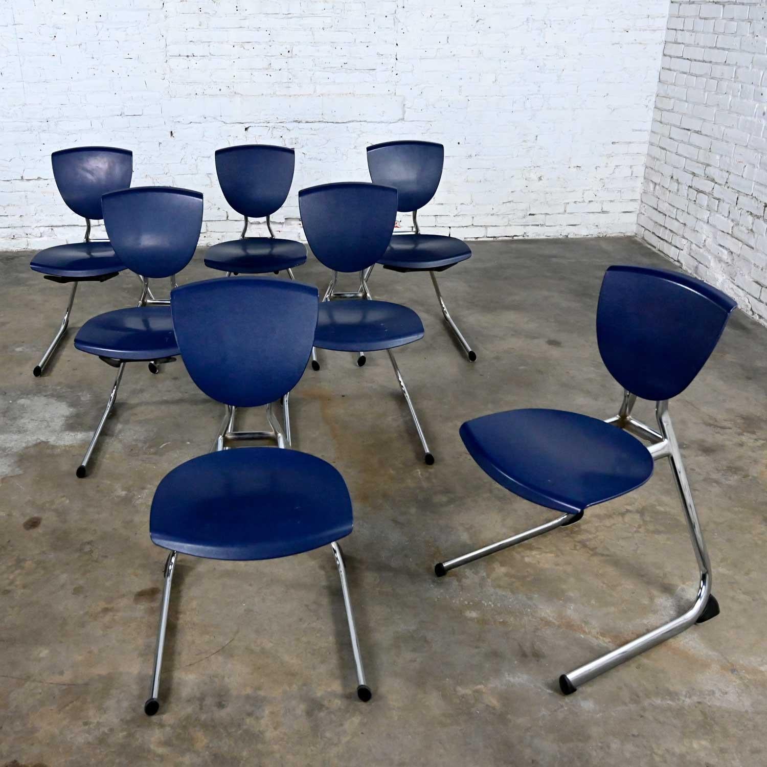 7 chaises de salle à manger cantilever modernes bleu foncé en plastique et chrome  en vente 5