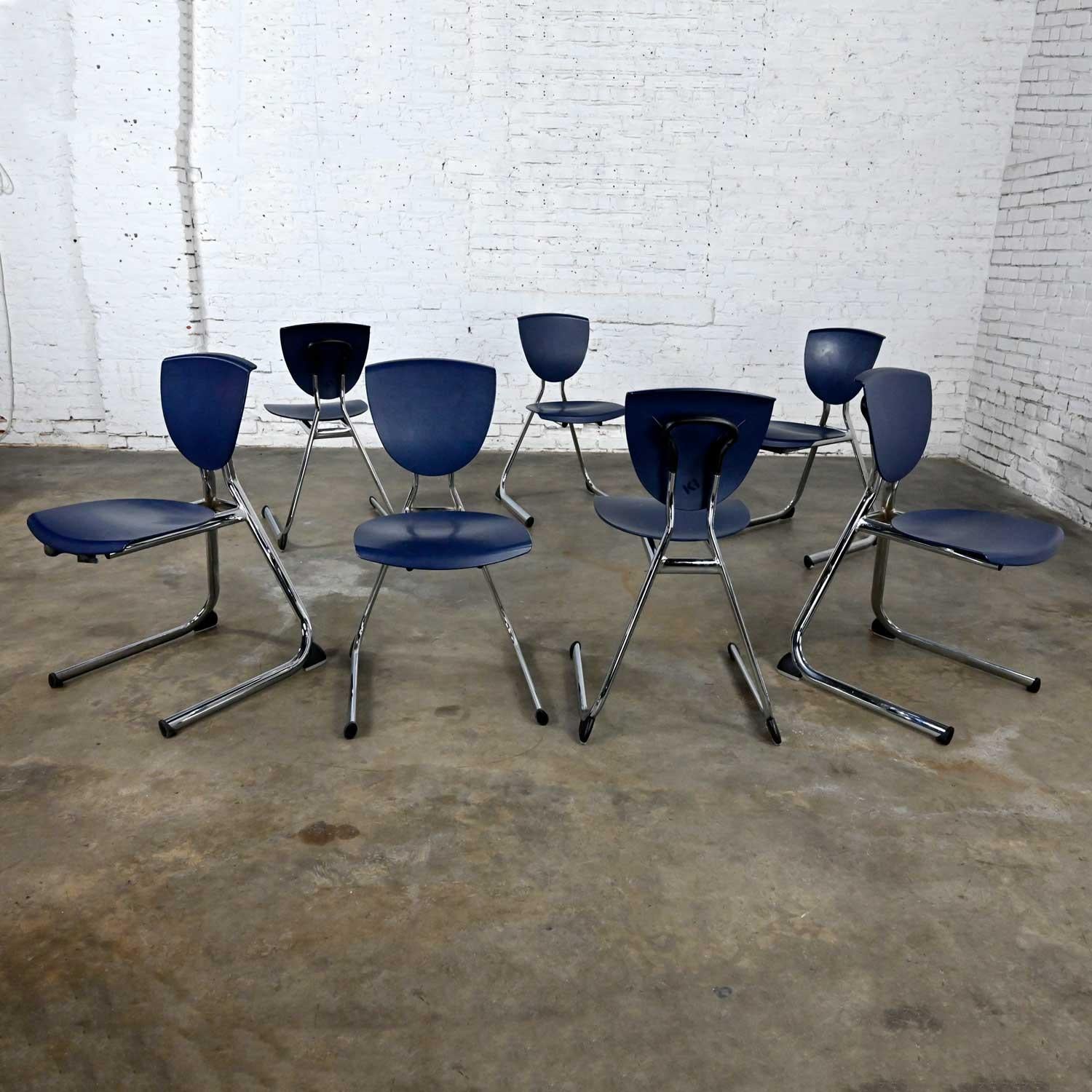 7 chaises de salle à manger cantilever modernes bleu foncé en plastique et chrome  en vente 6